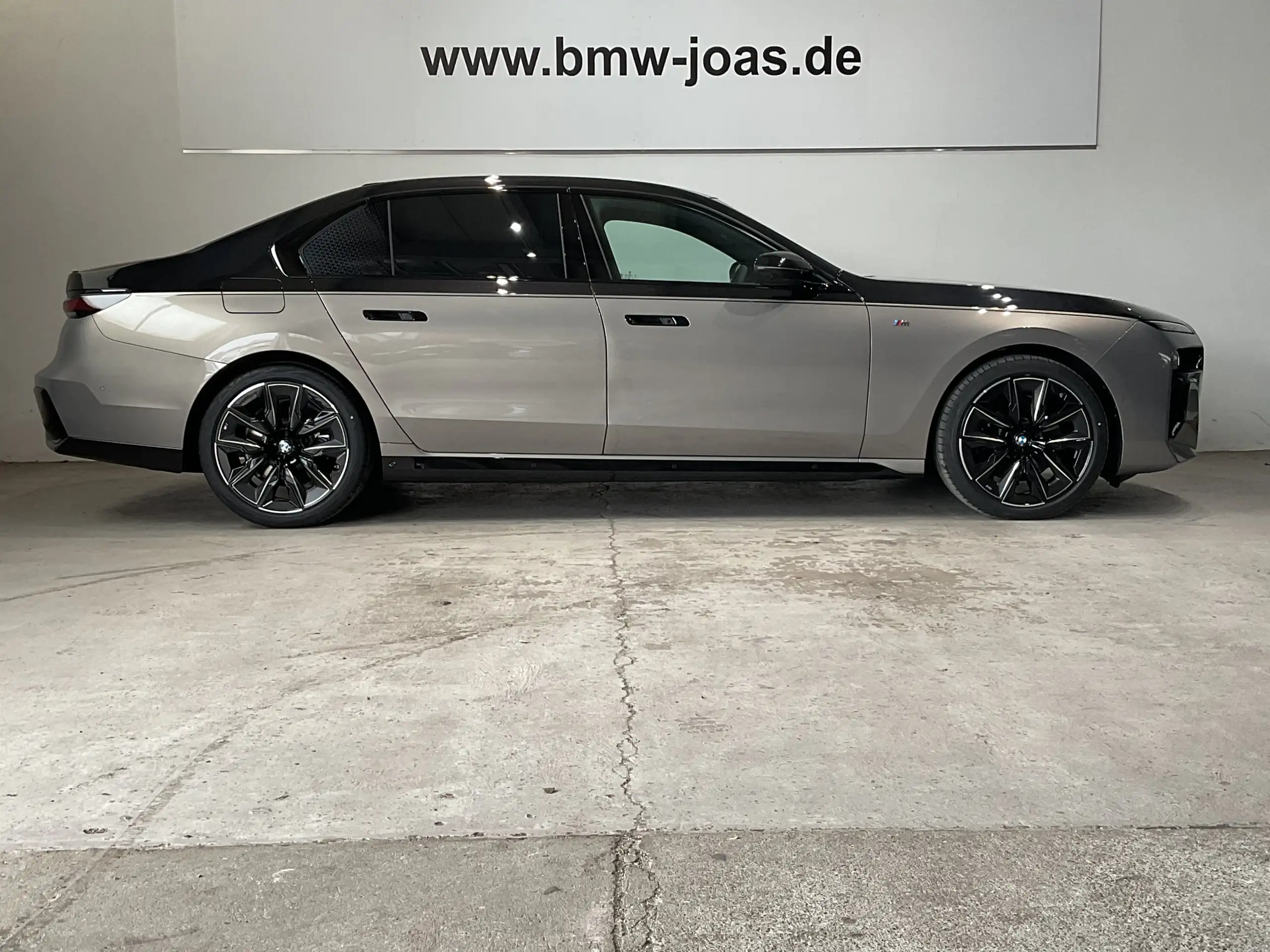 BMW - 740