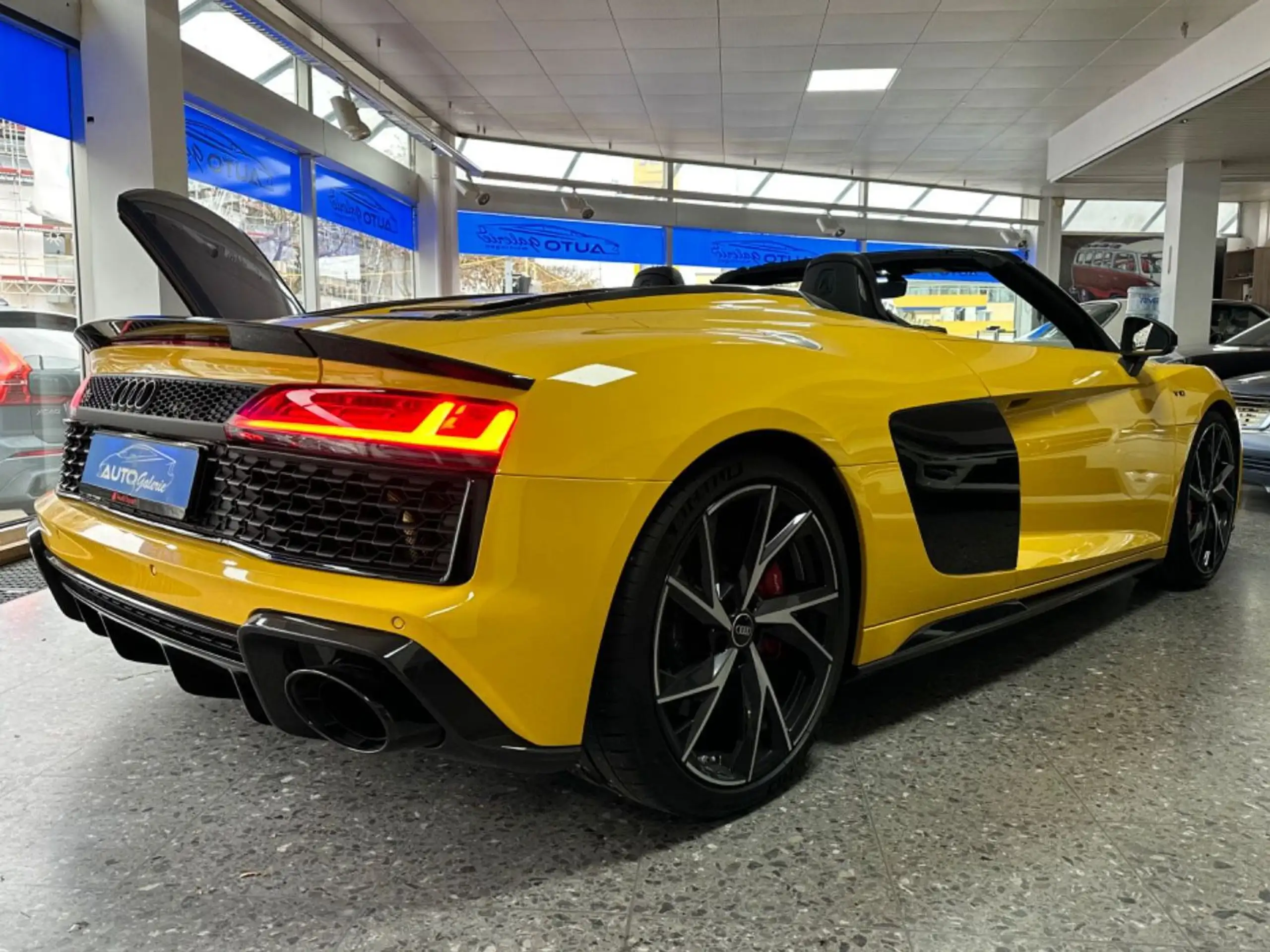 Audi - R8