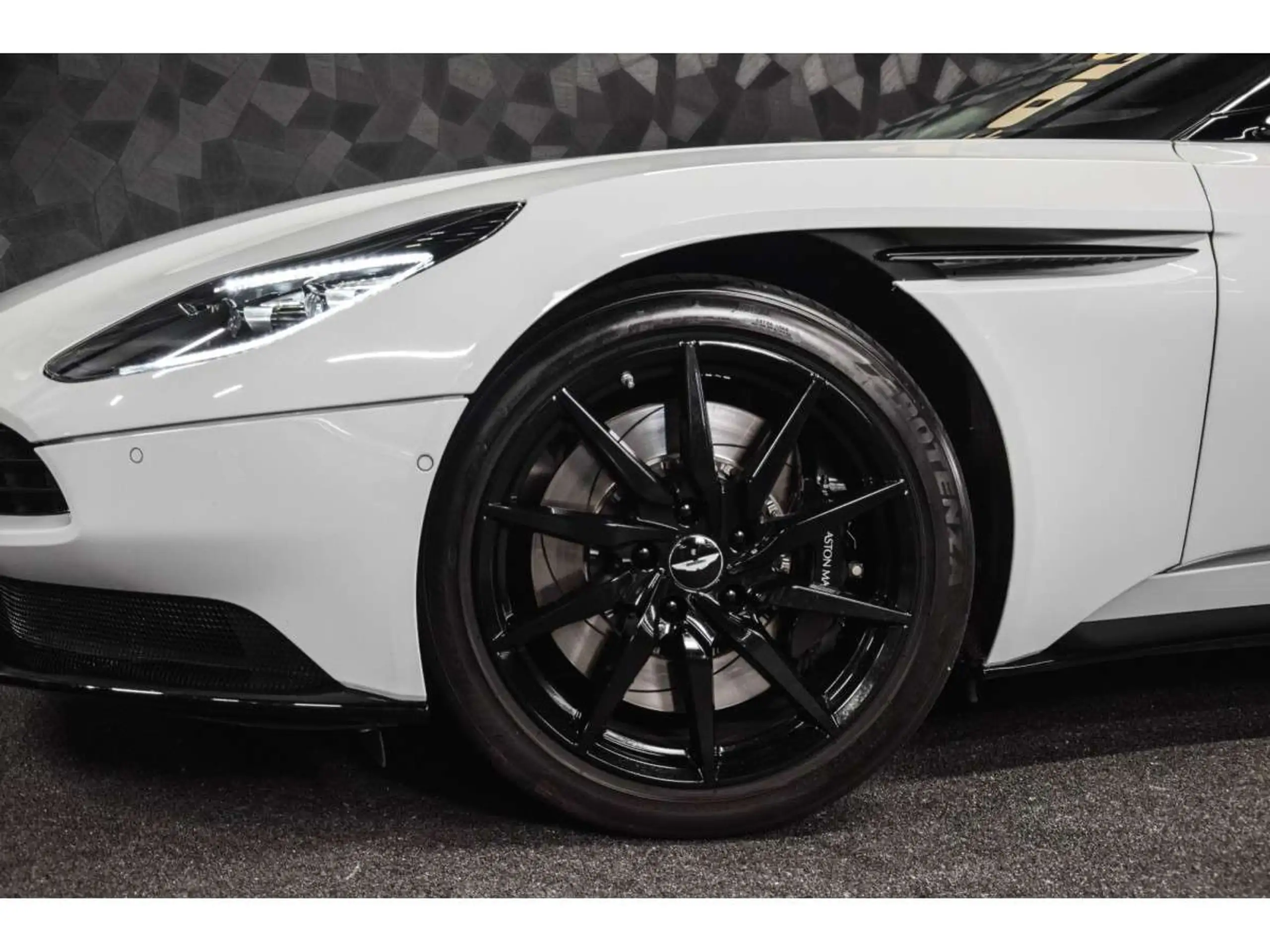 Aston Martin - DB11