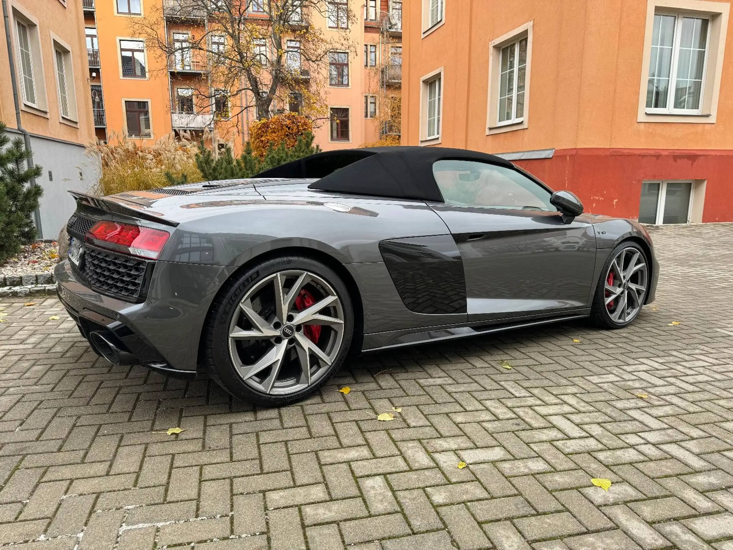 Audi - R8