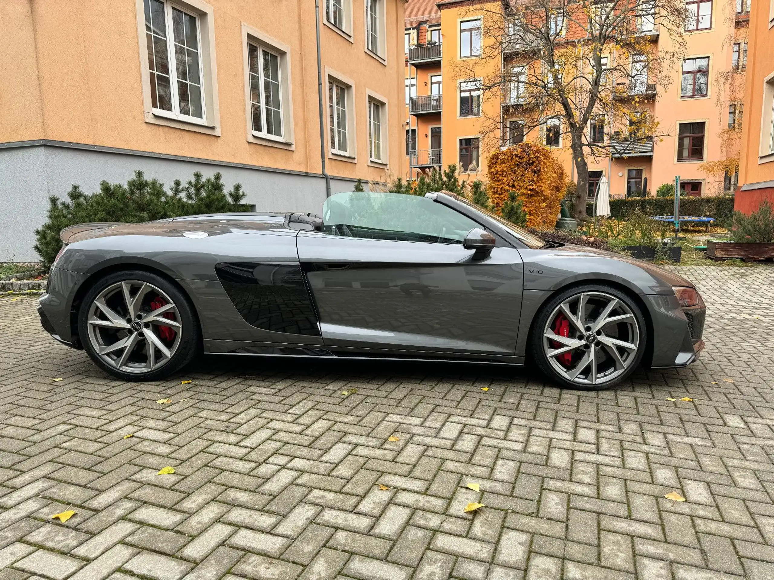 Audi - R8