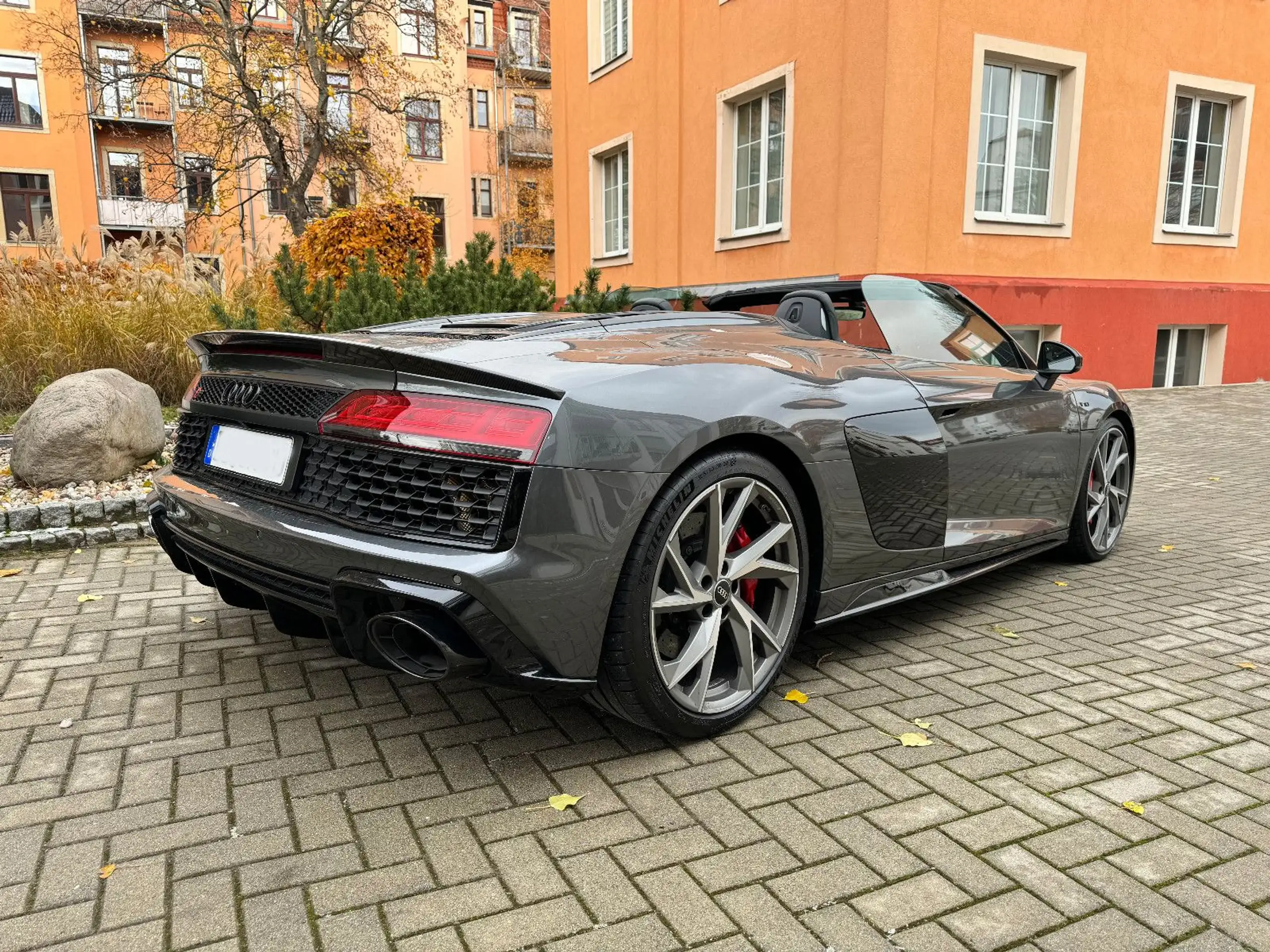 Audi - R8