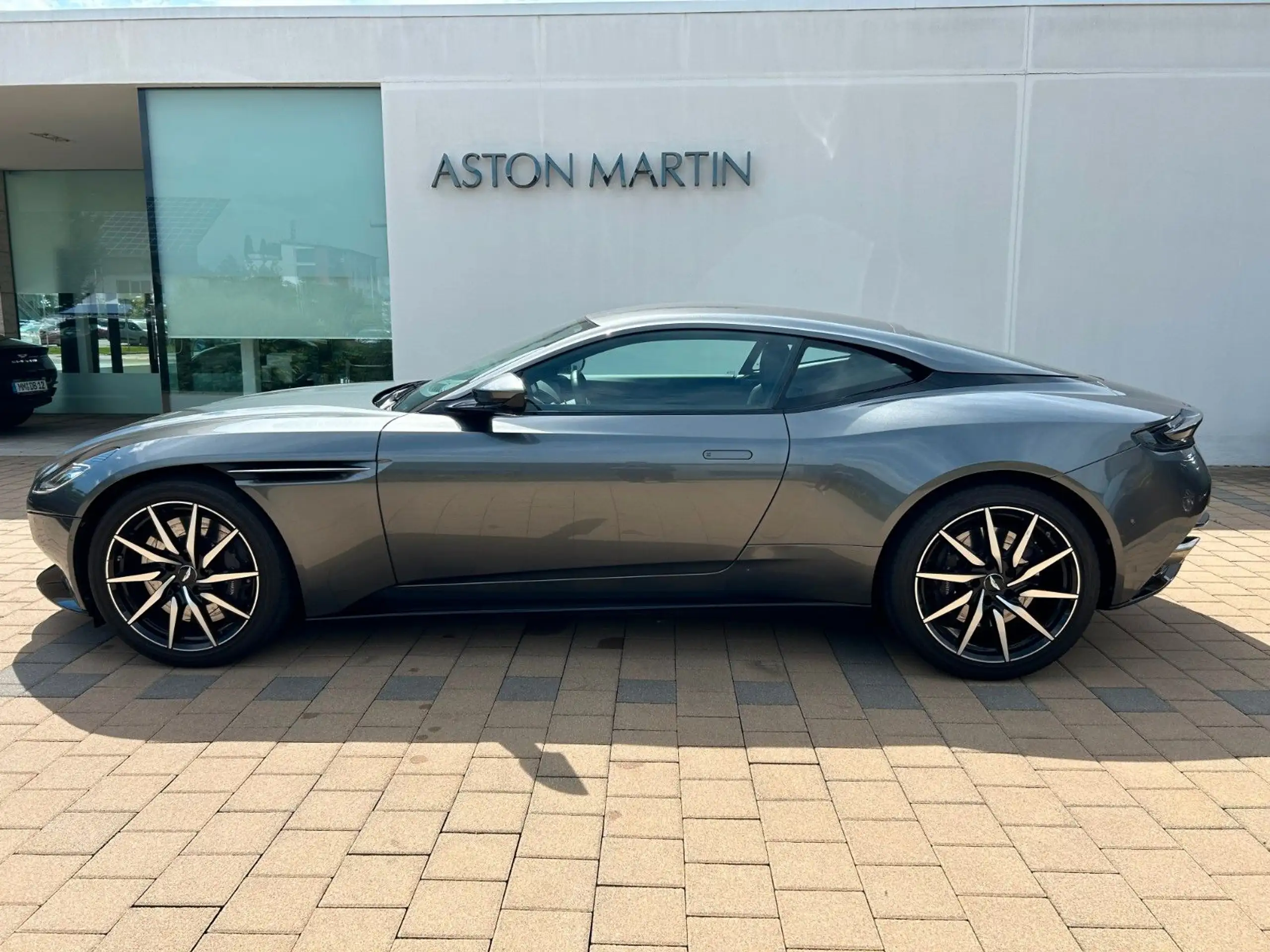 Aston Martin - DB11