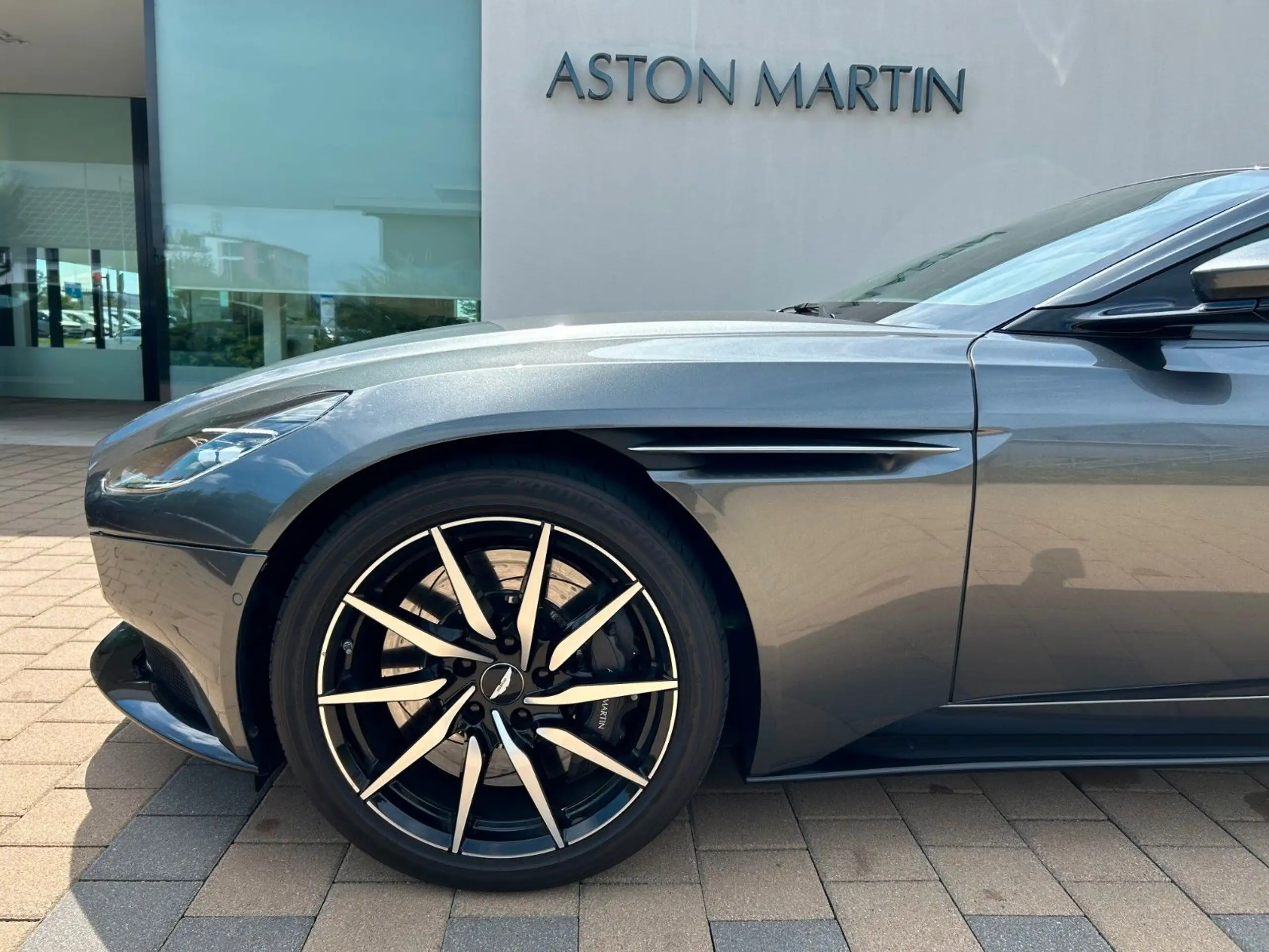 Aston Martin - DB11