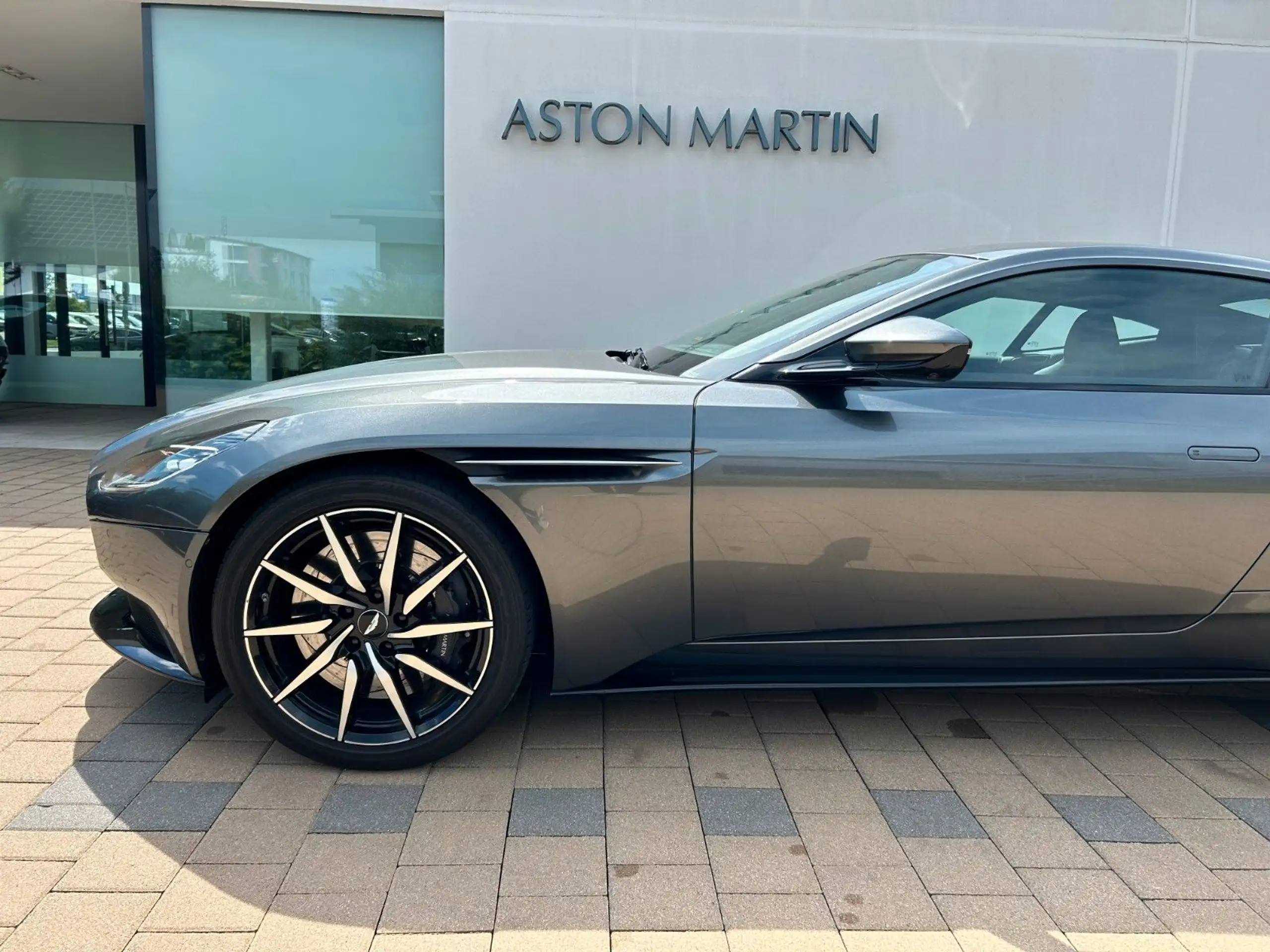 Aston Martin - DB11