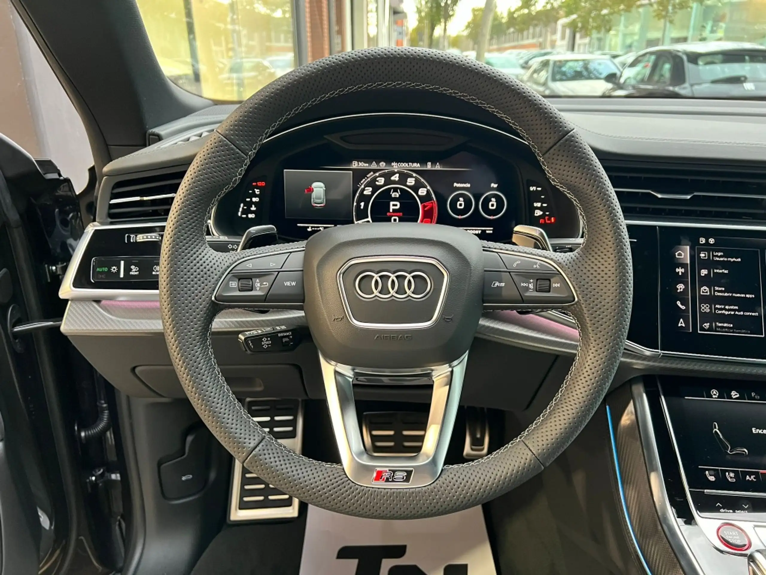 Audi - Q8