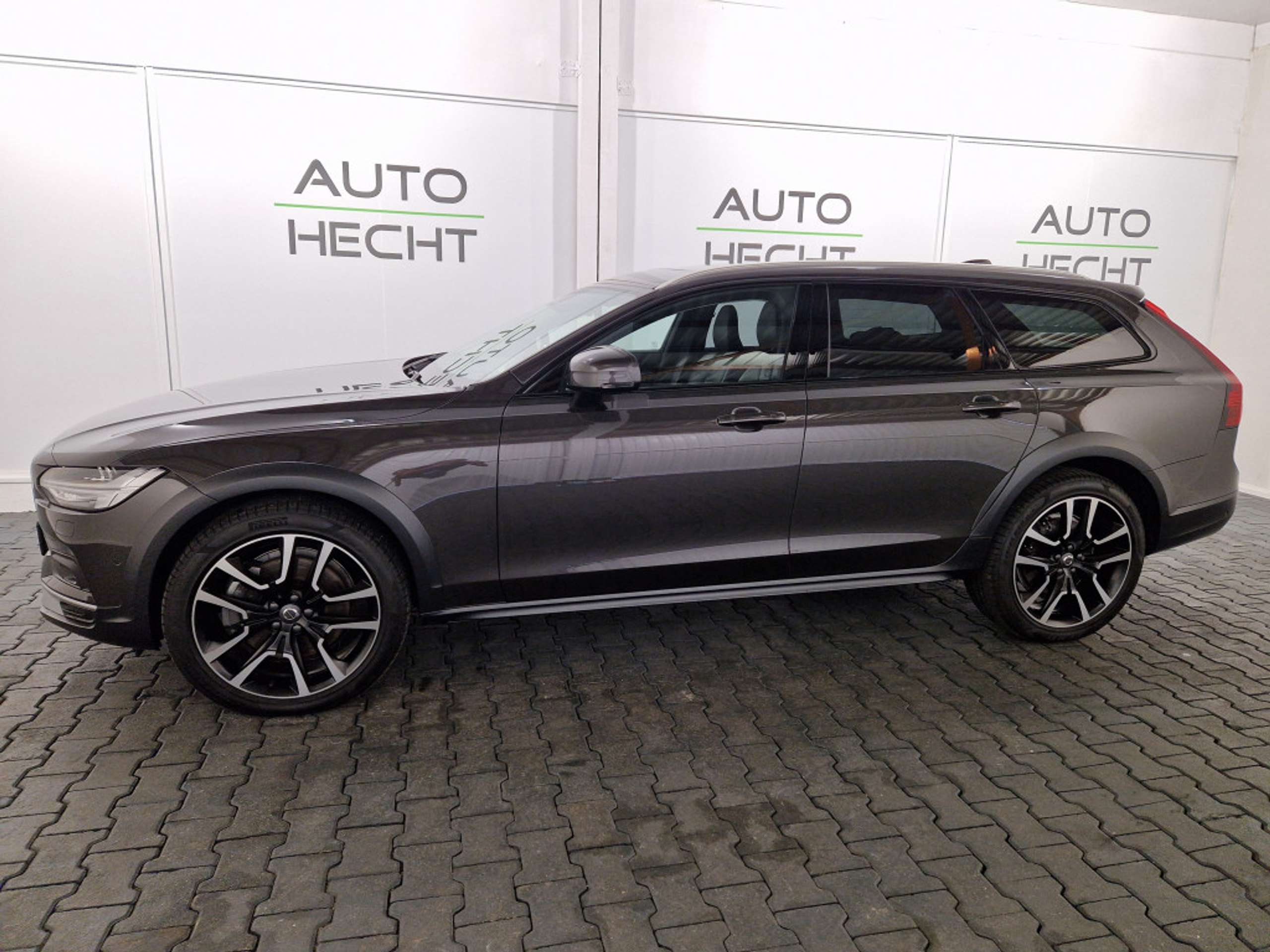 Volvo - V90 Cross Country