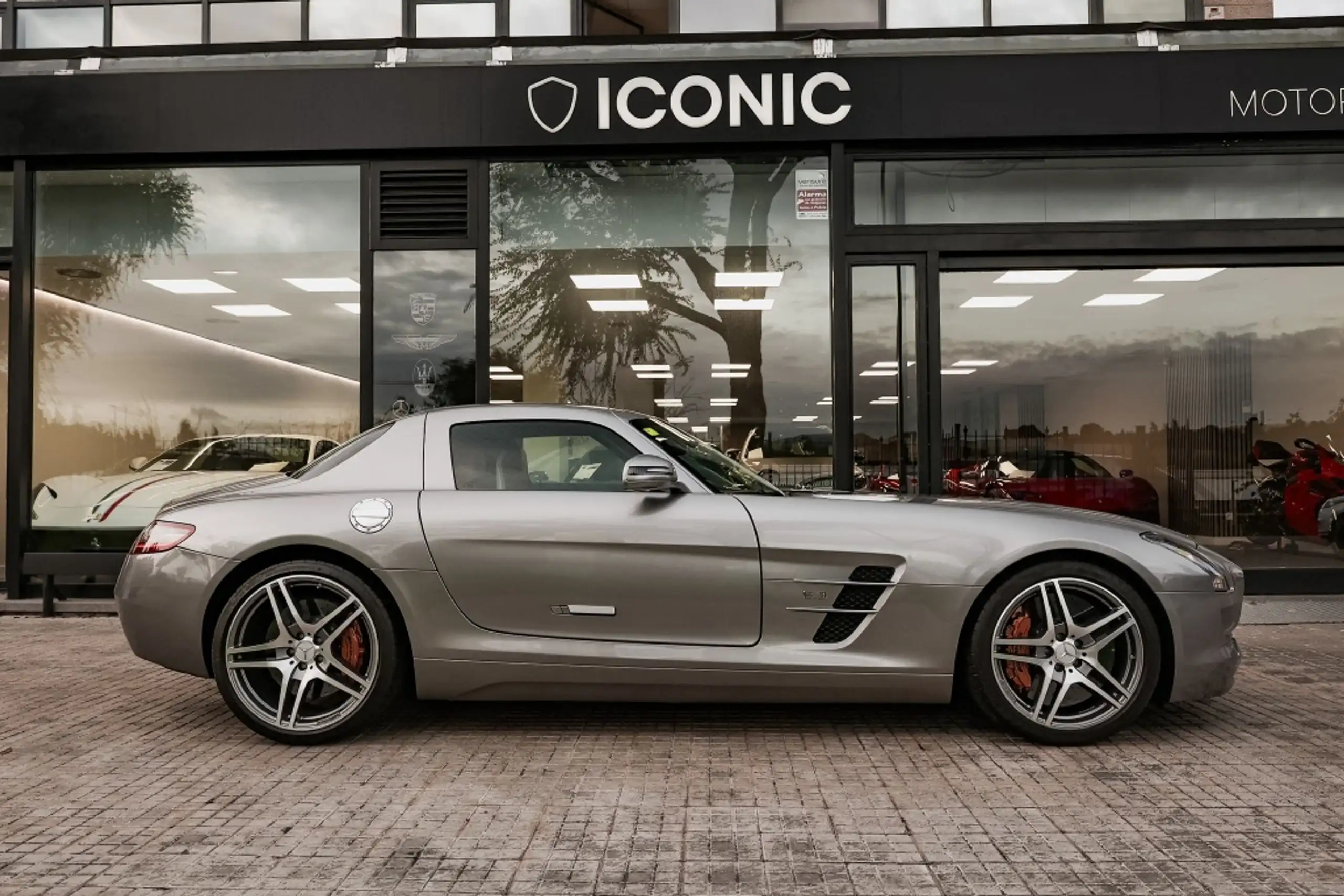 Mercedes-Benz - SLS