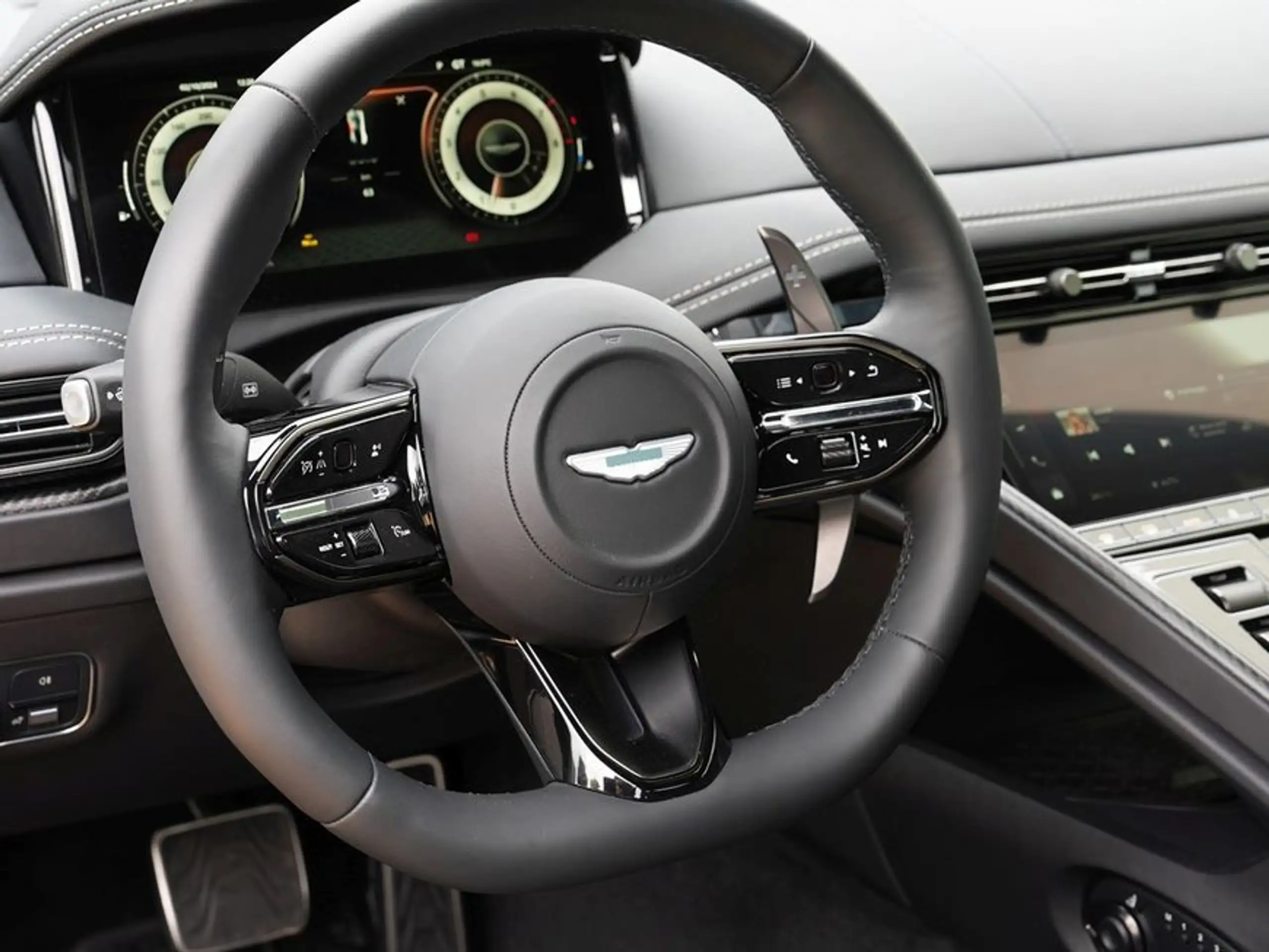 Aston Martin - DB12