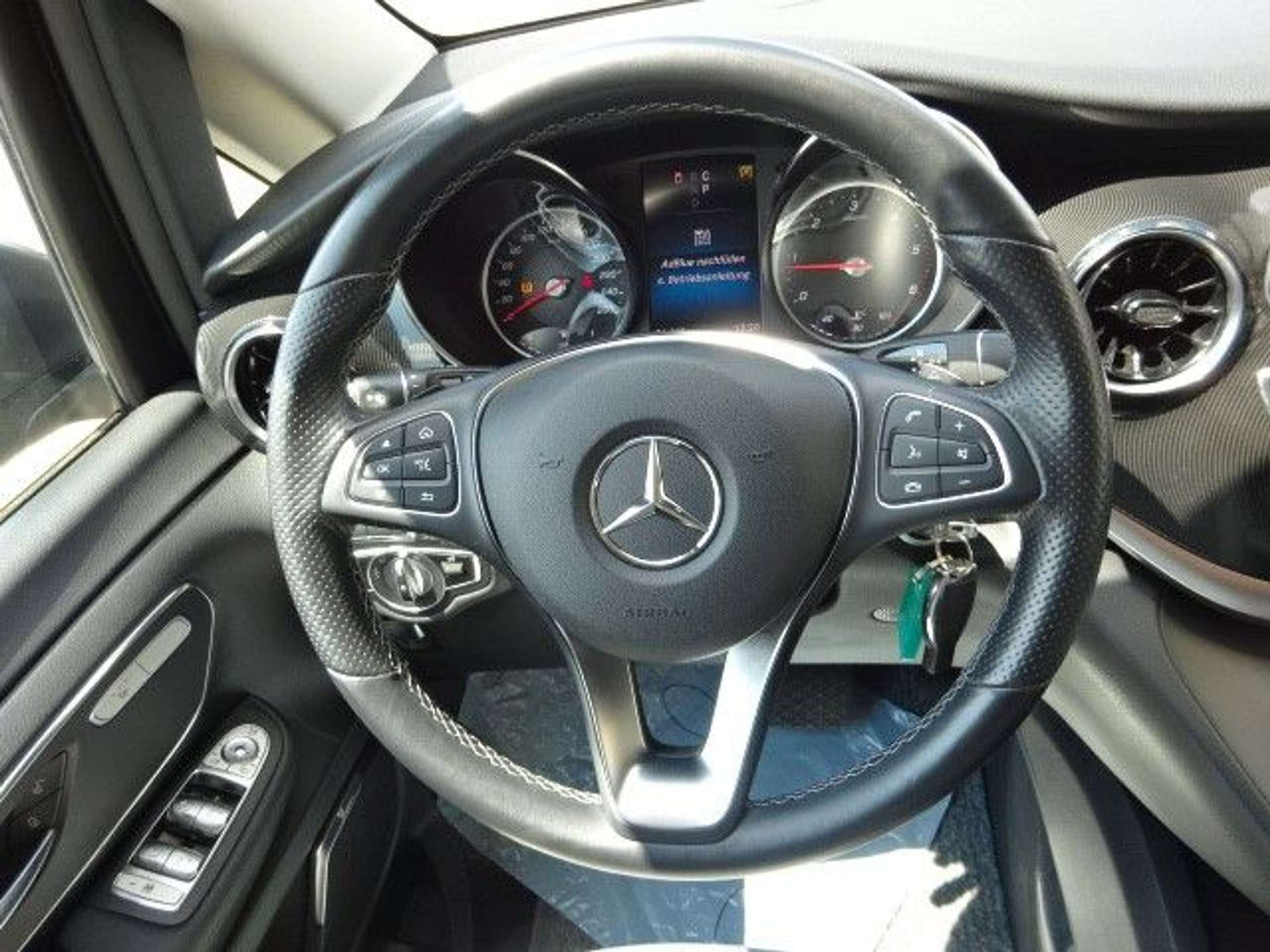 Mercedes-Benz - V 300