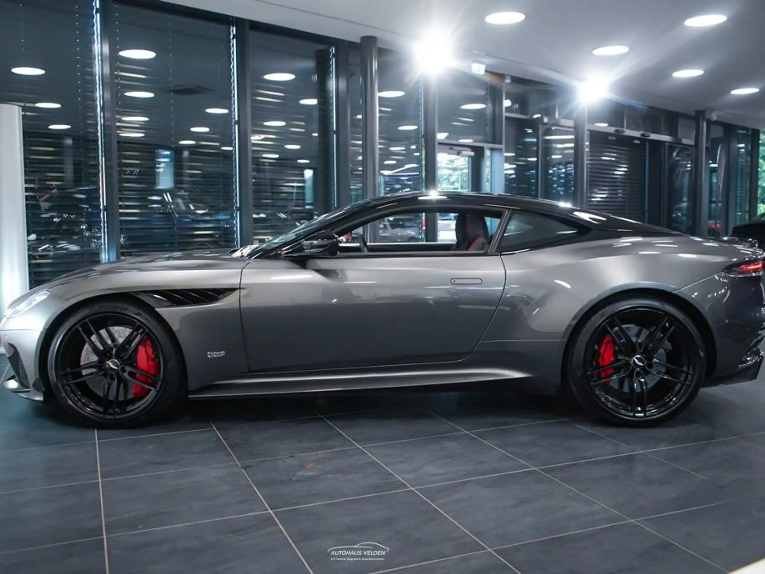 Aston Martin - DBS