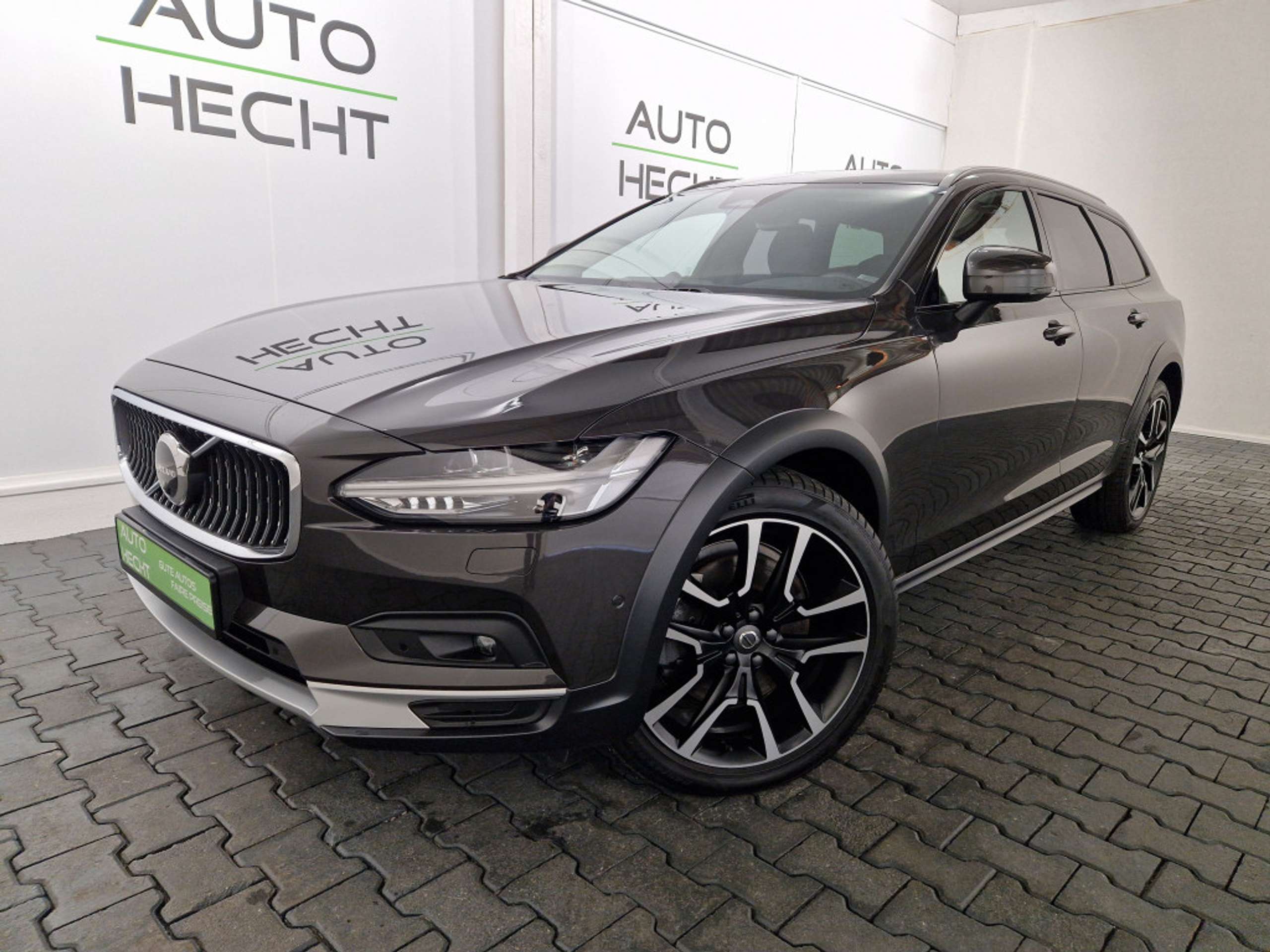 Volvo - V90 Cross Country