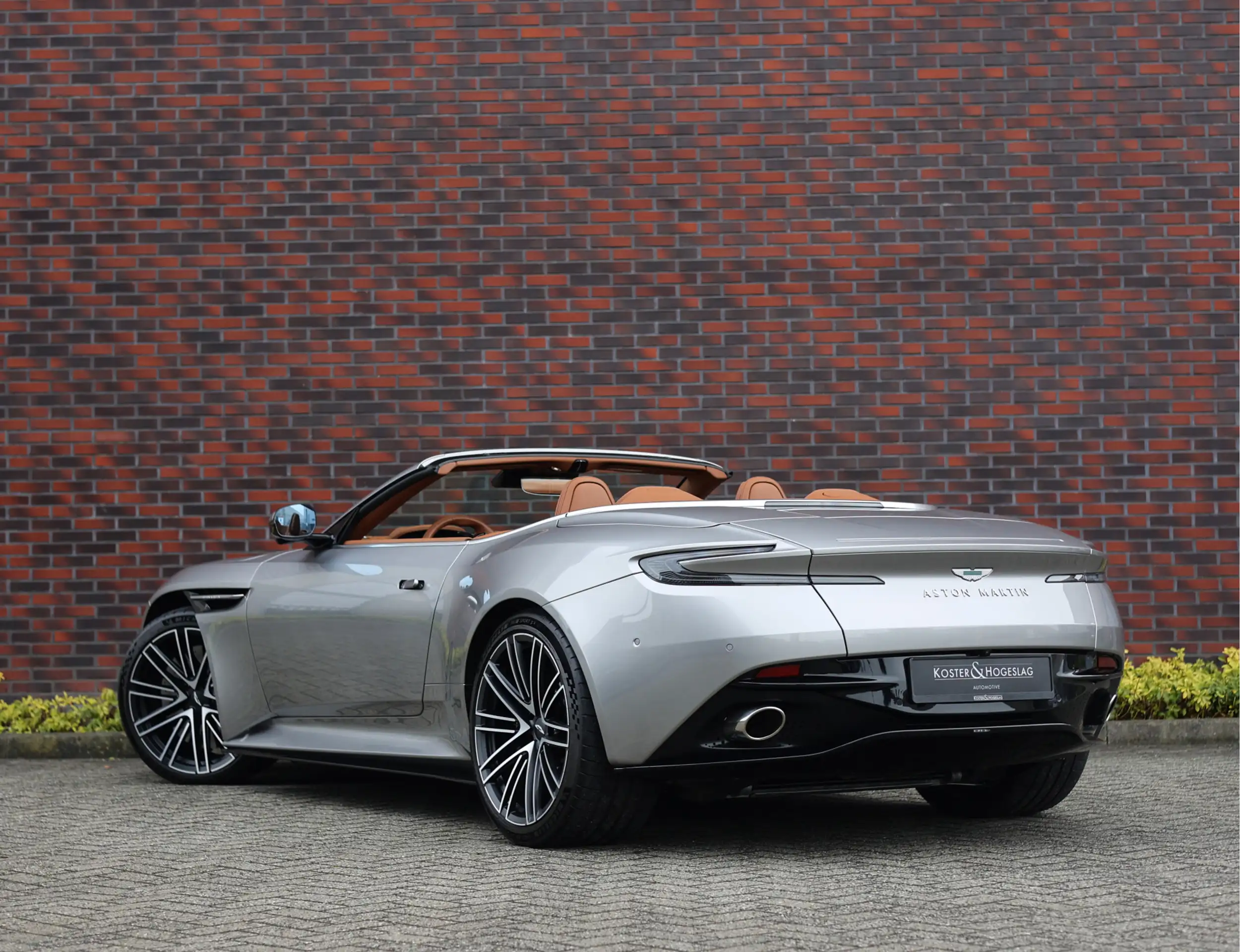 Aston Martin - DB12