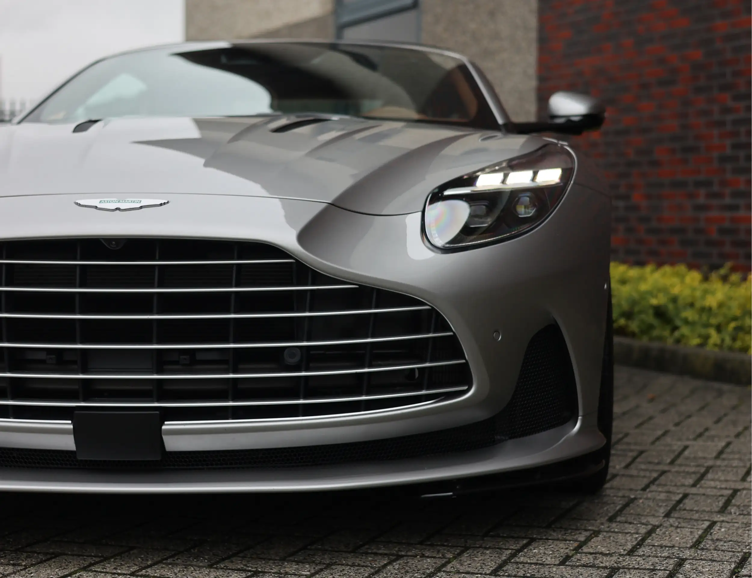 Aston Martin - DB12