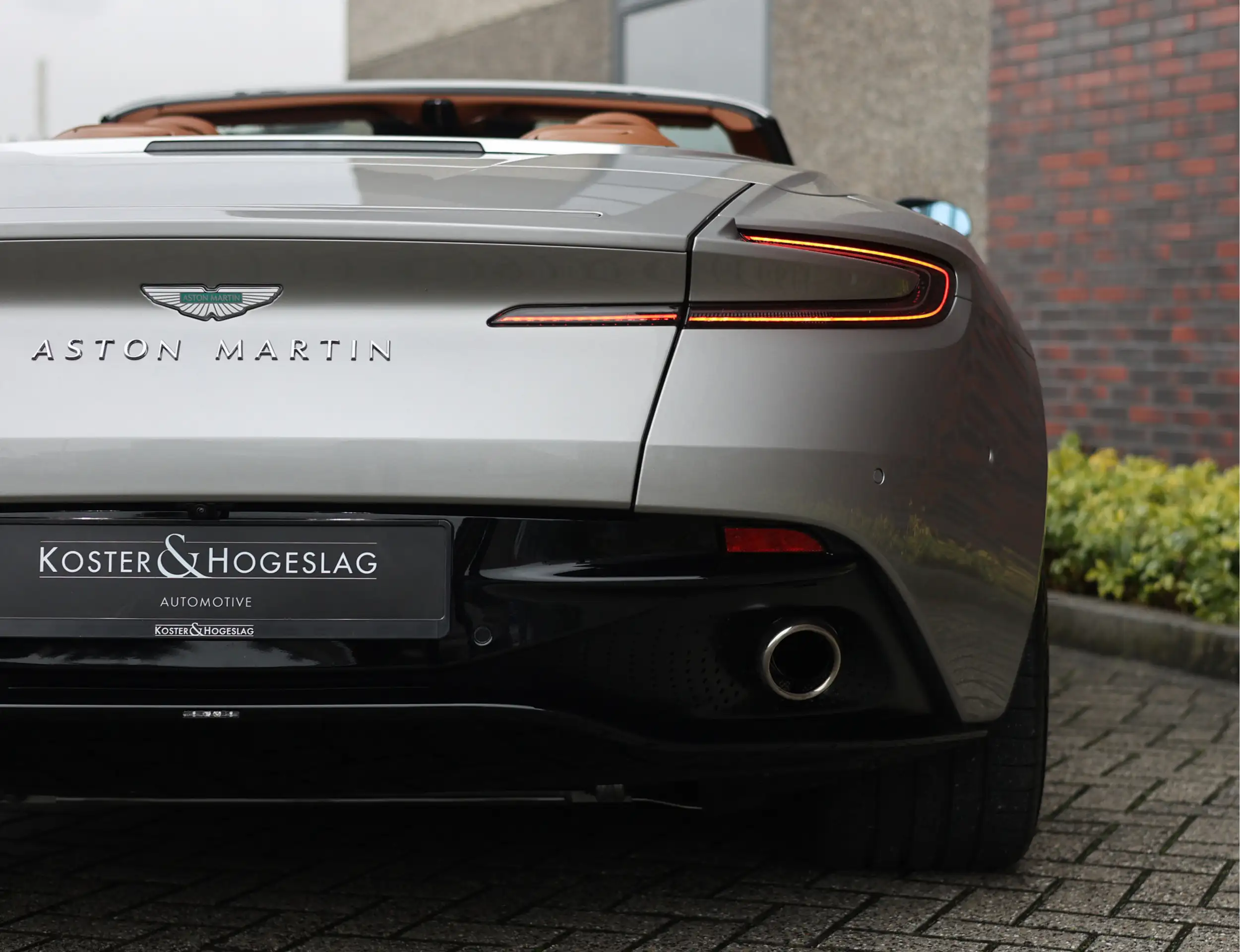 Aston Martin - DB12