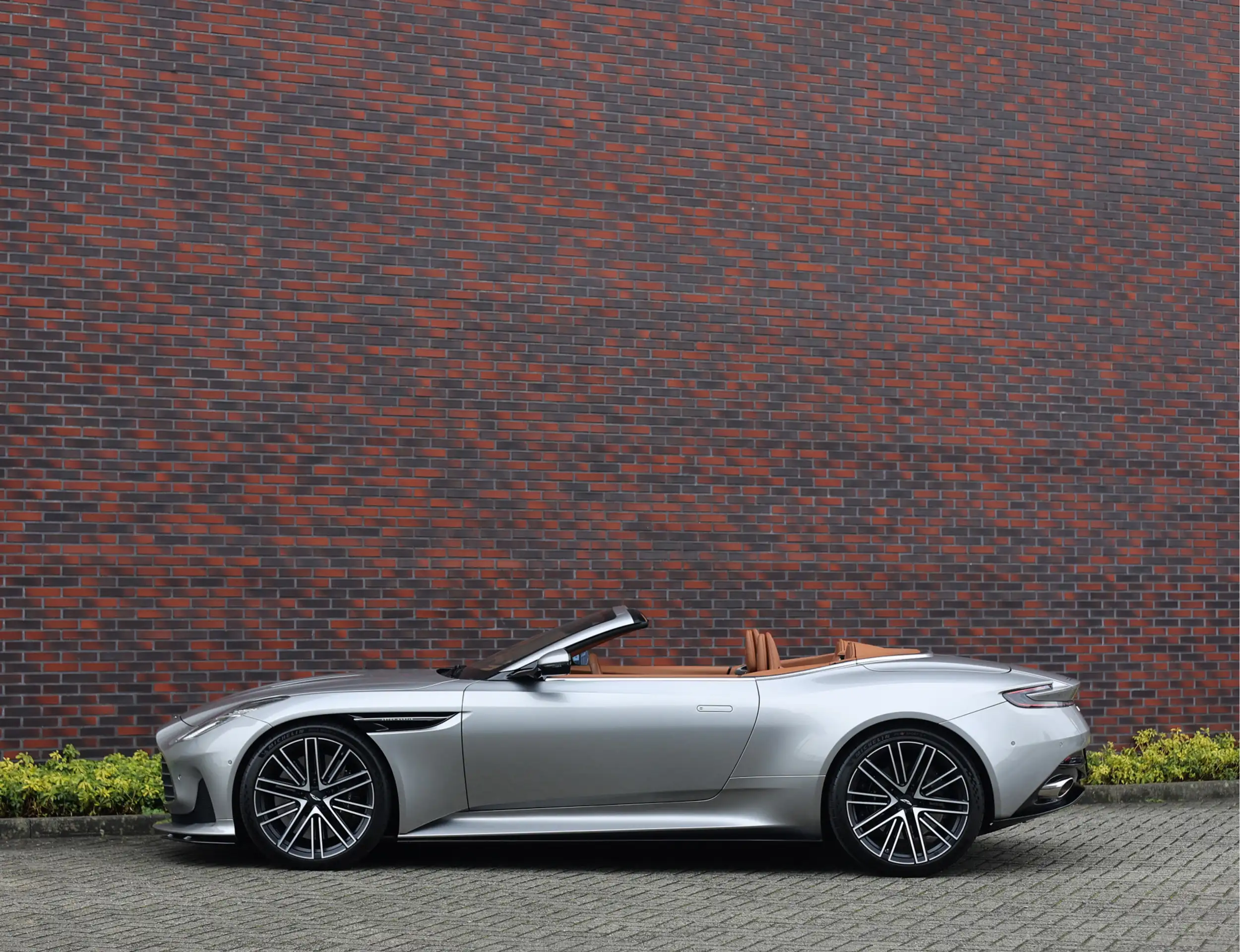 Aston Martin - DB12