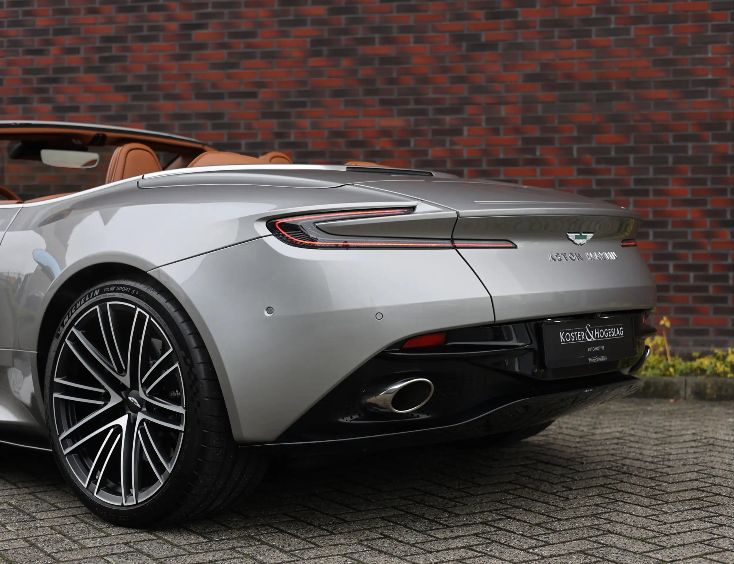 Aston Martin - DB12