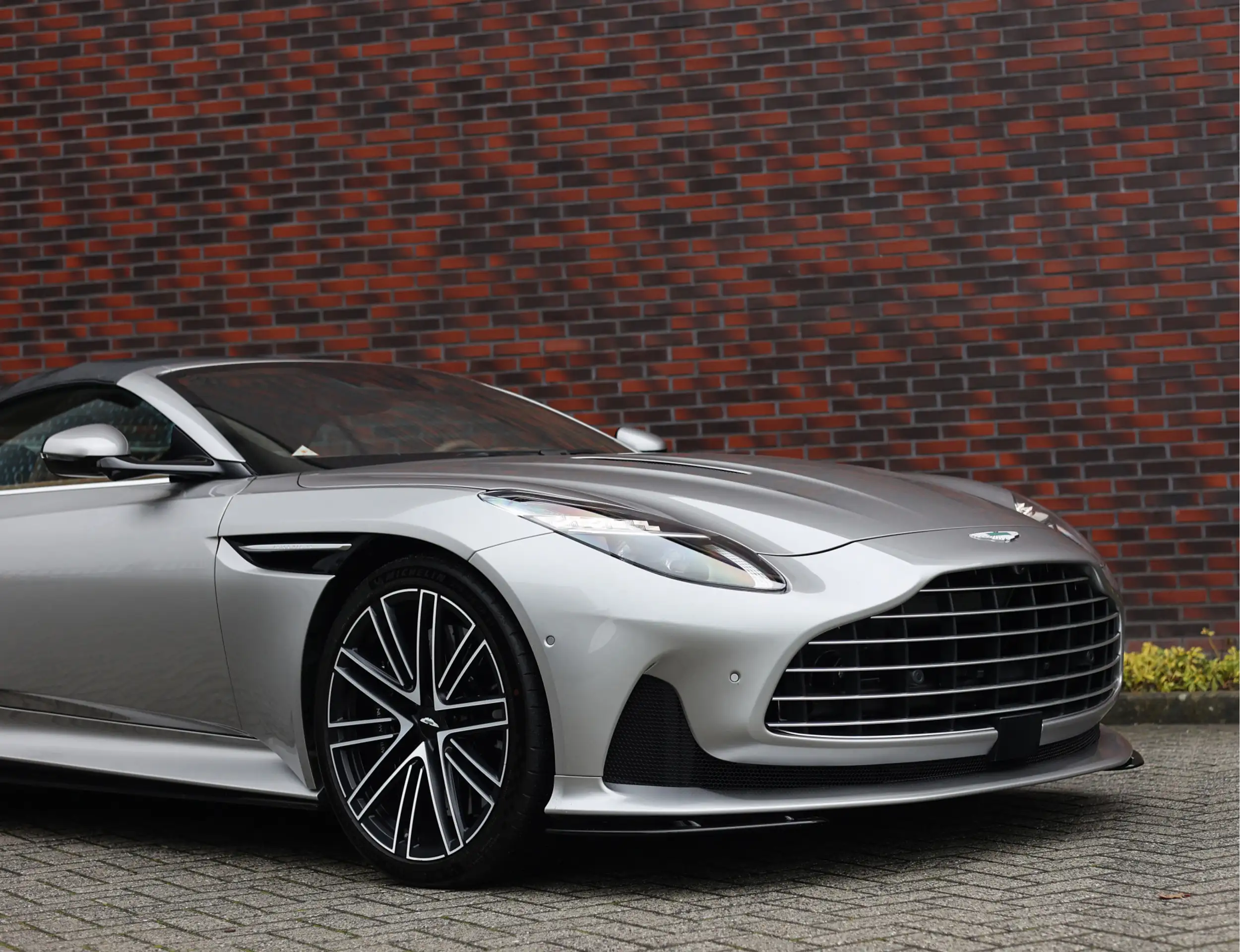 Aston Martin - DB12