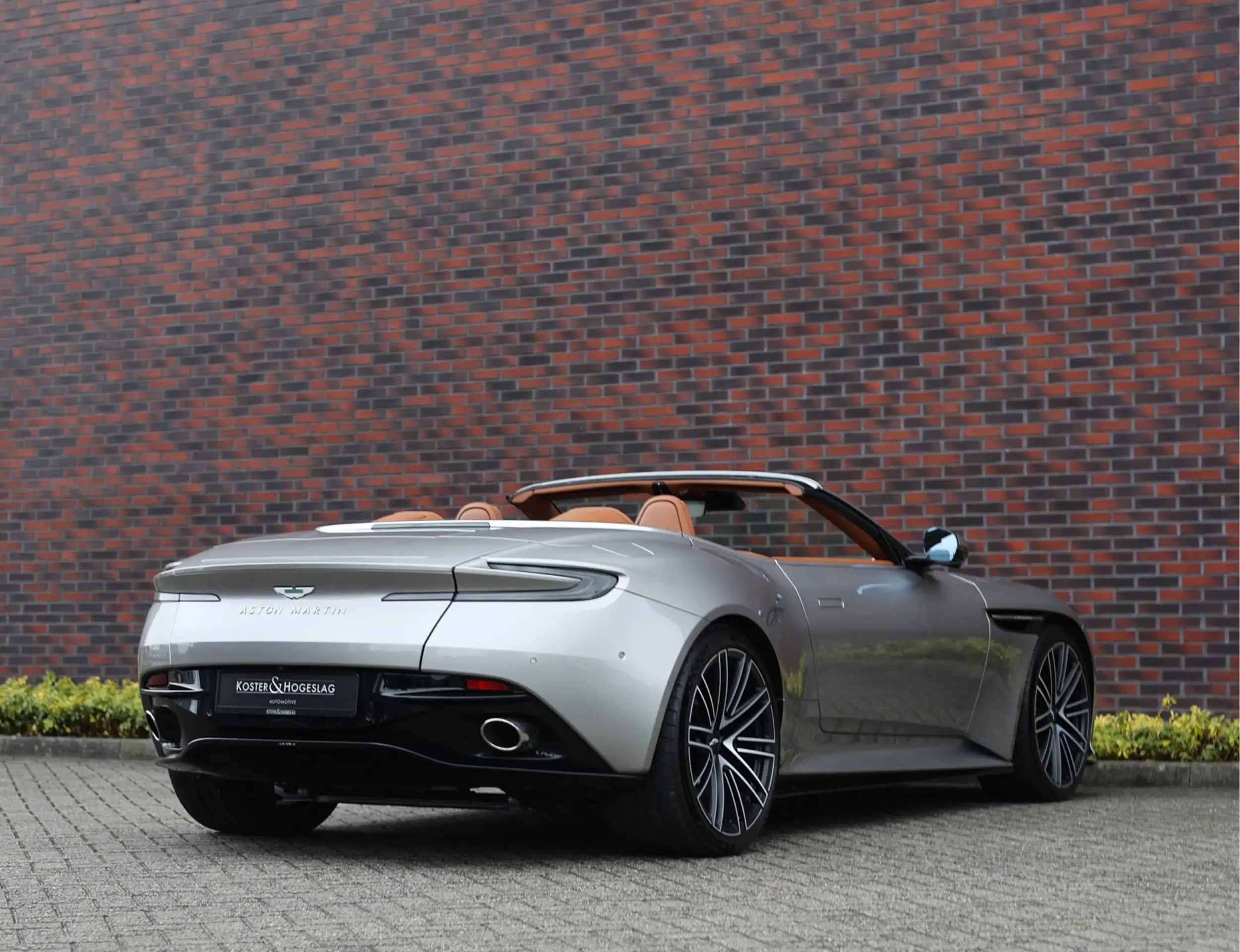 Aston Martin - DB12