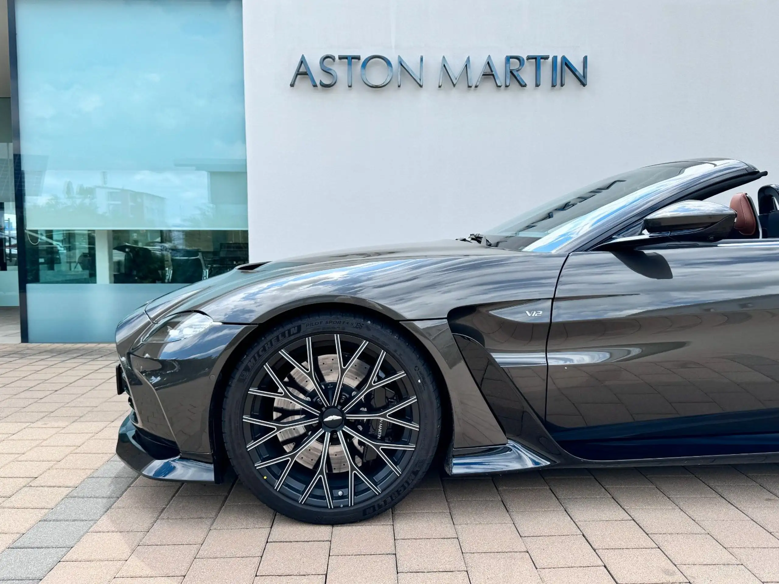 Aston Martin - Vantage