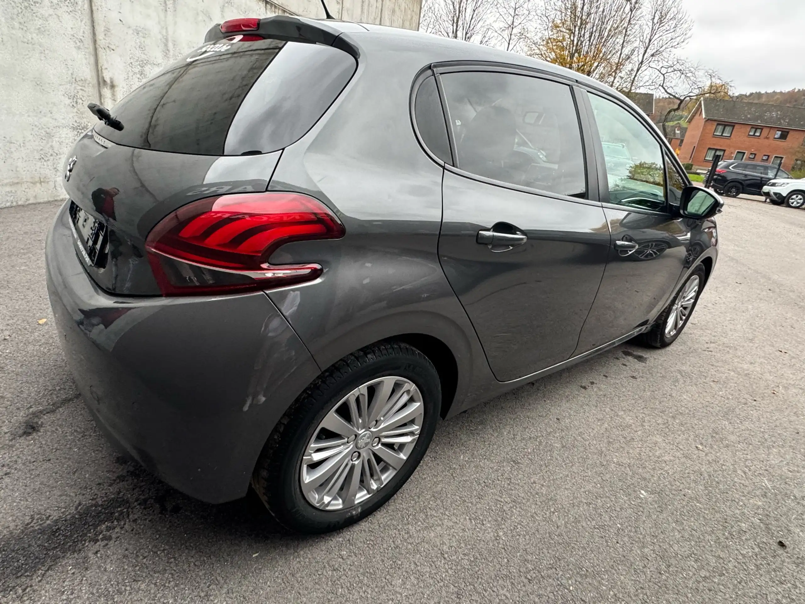 Peugeot - 208