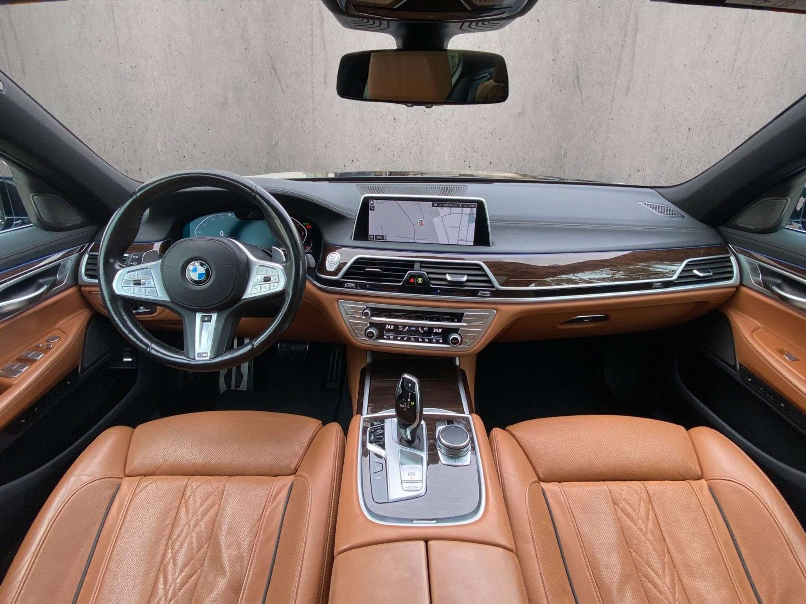 BMW - 740