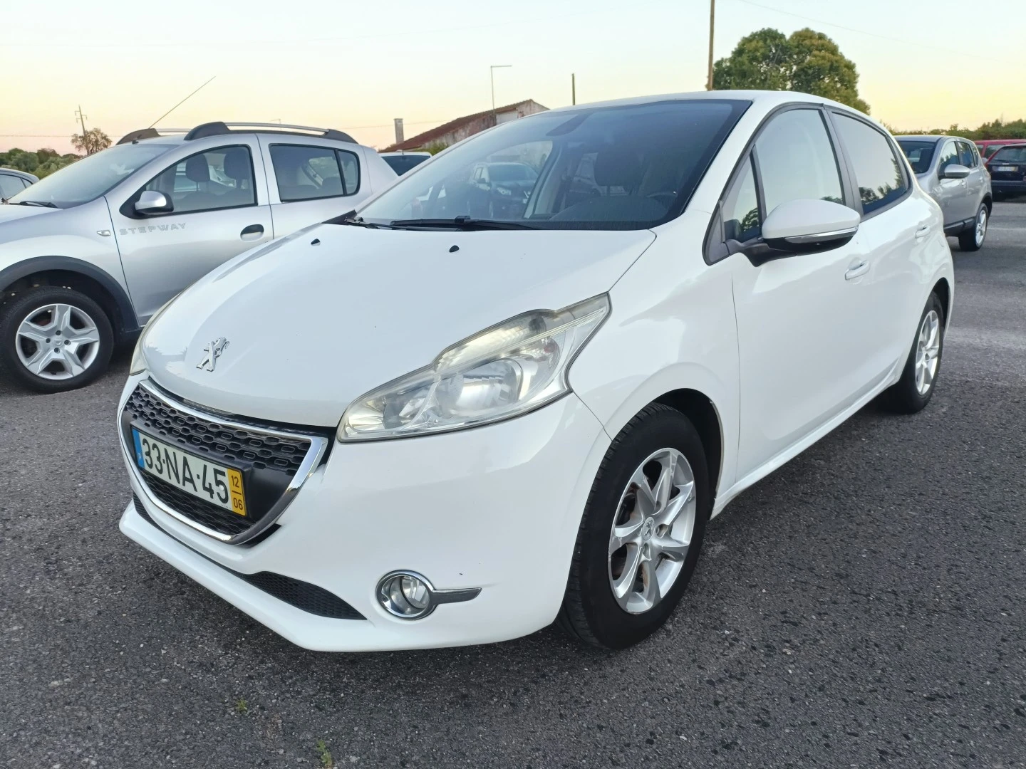 Peugeot - 208