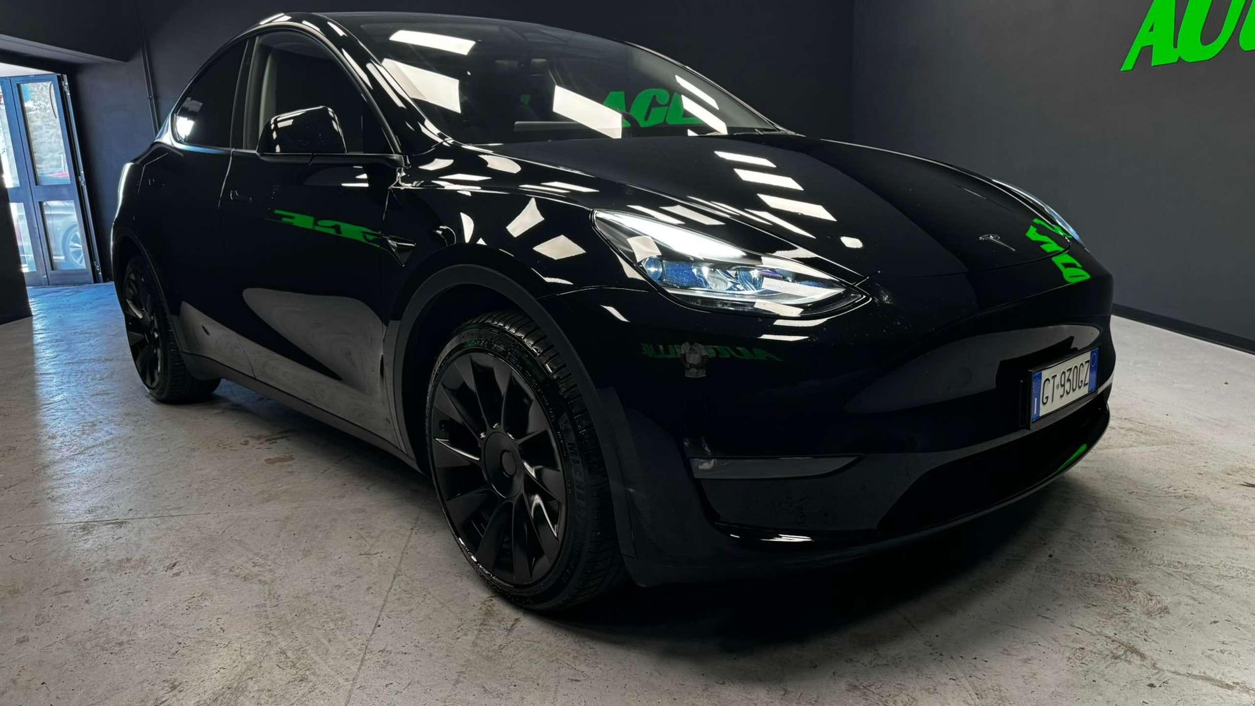 Tesla - Model Y