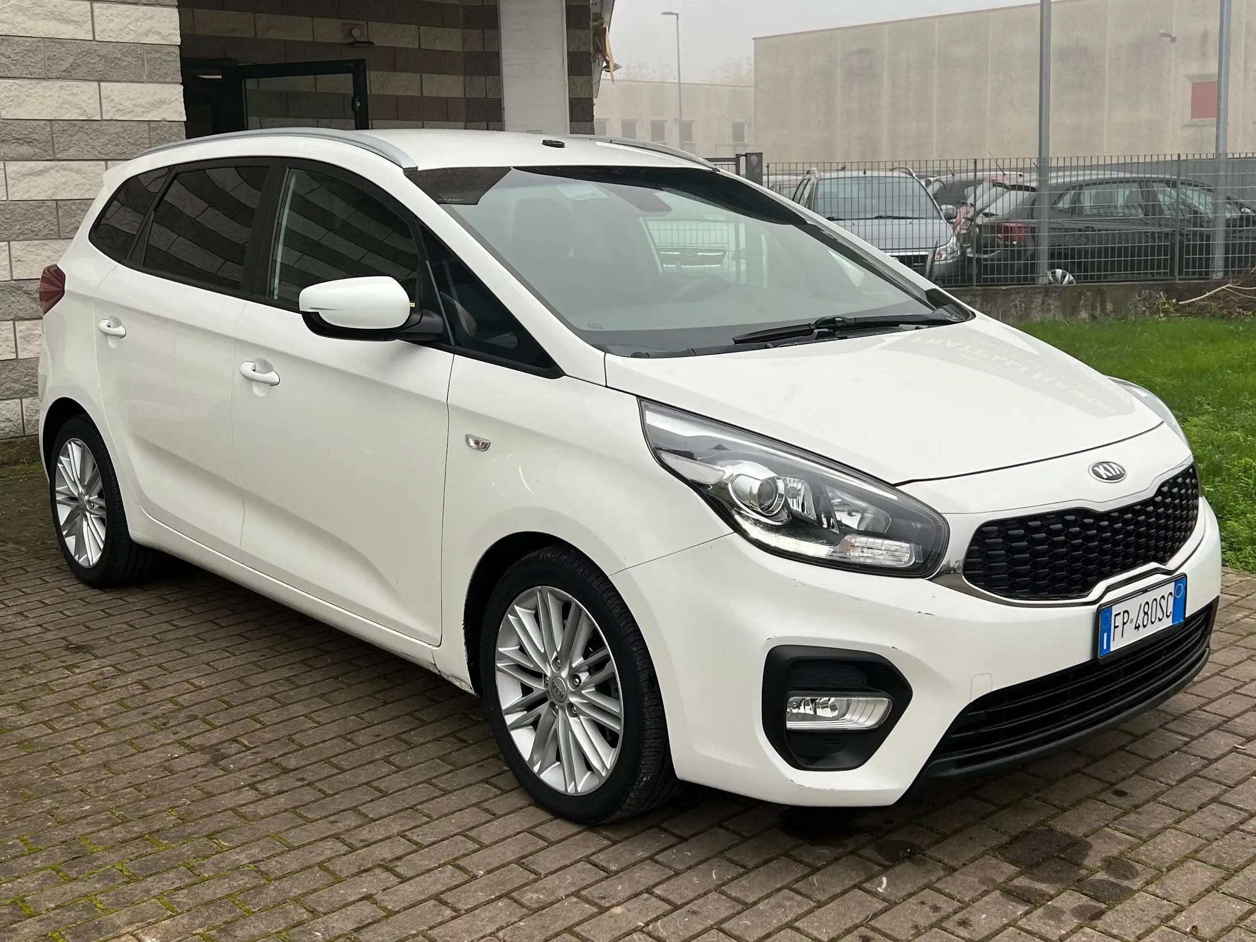 Kia - Carens