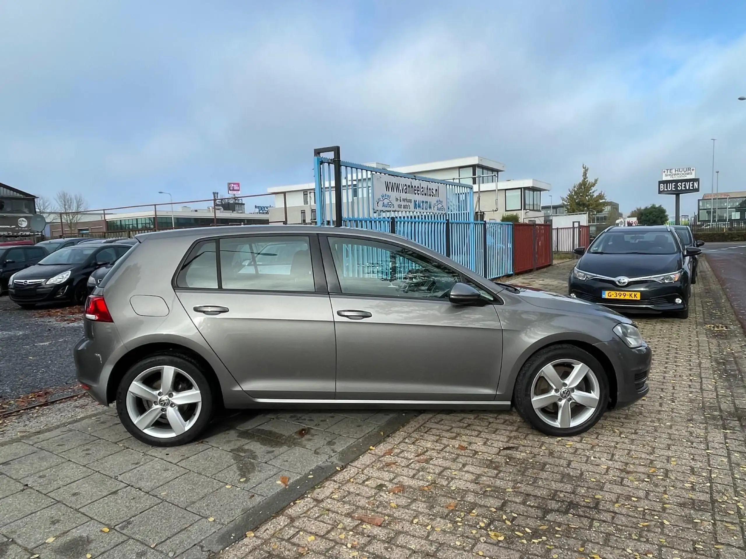 Volkswagen - Golf