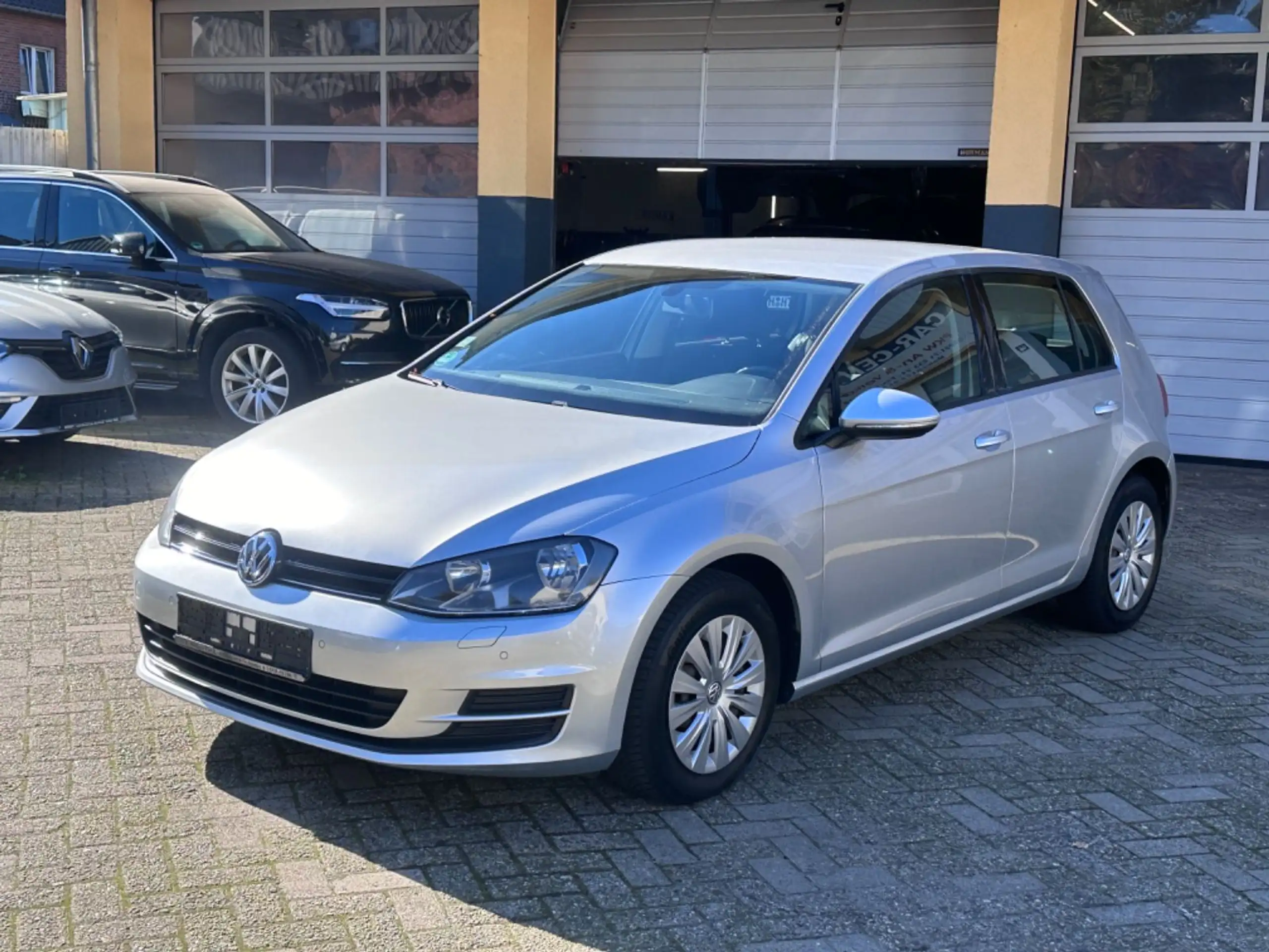 Volkswagen - Golf