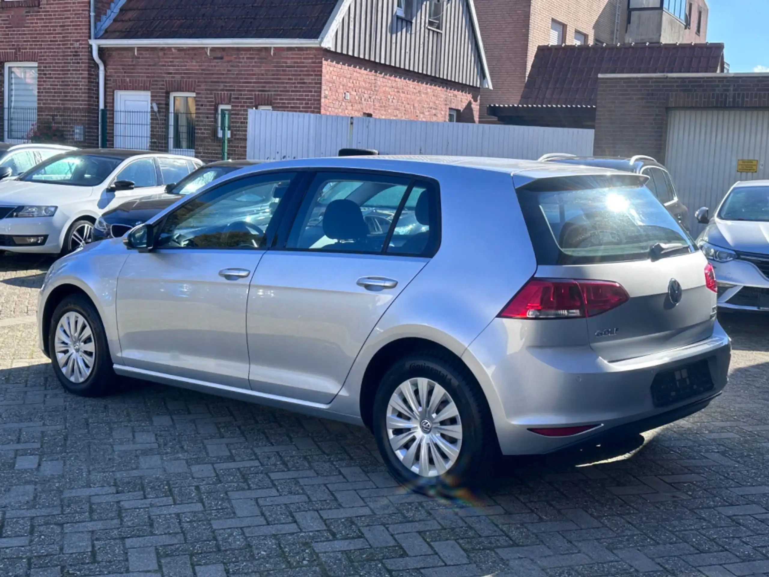 Volkswagen - Golf