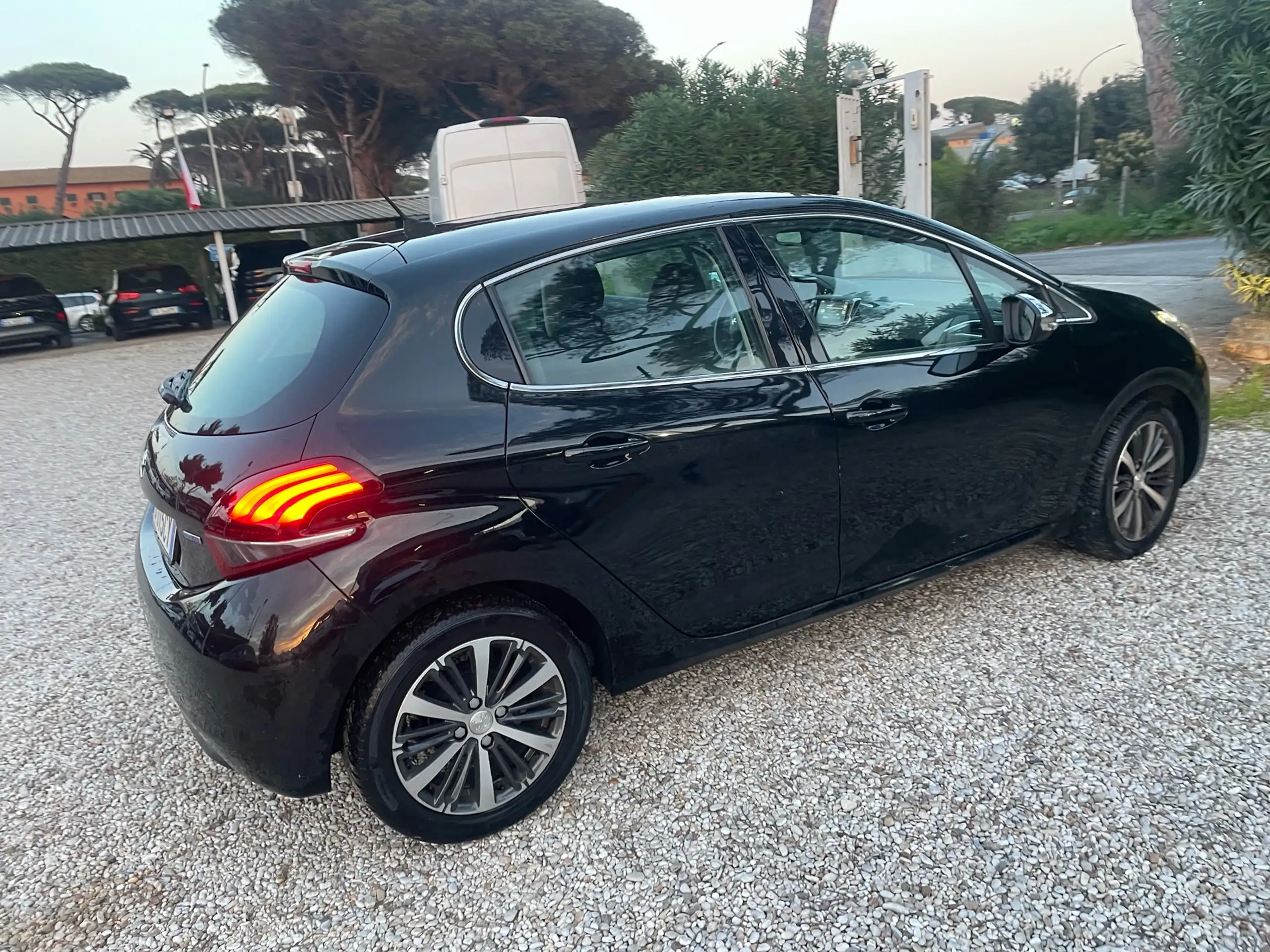 Peugeot - 208