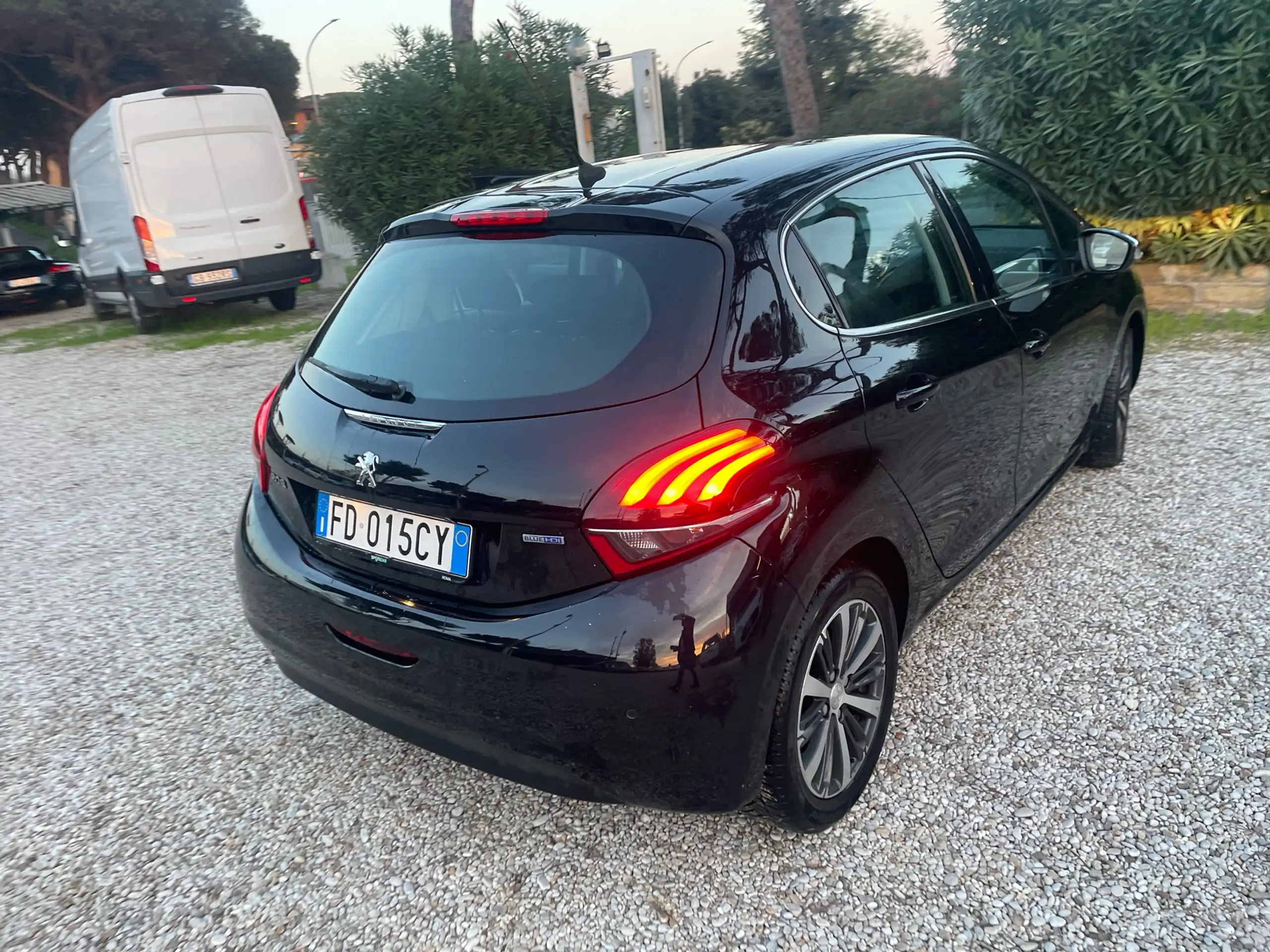 Peugeot - 208