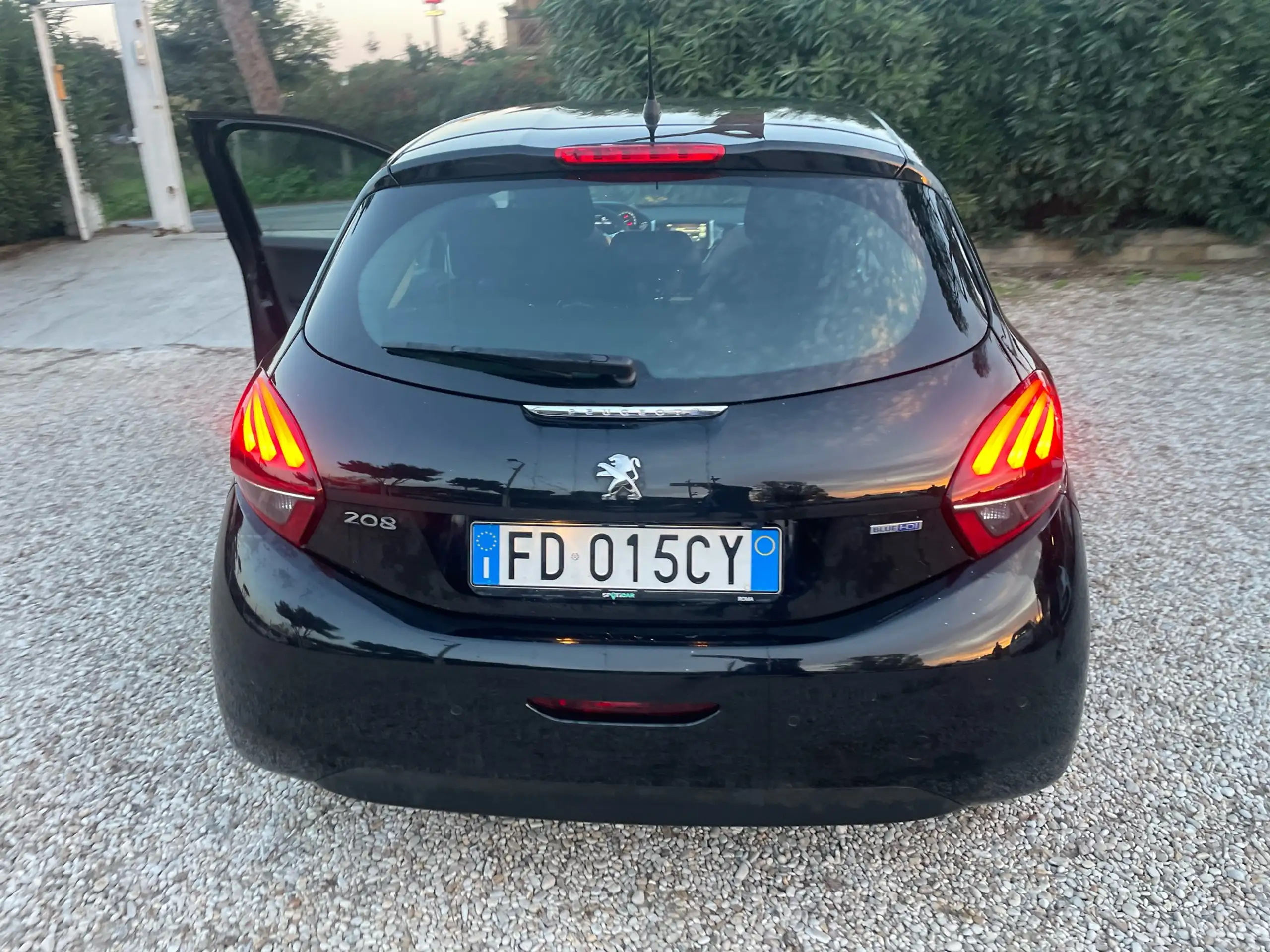 Peugeot - 208