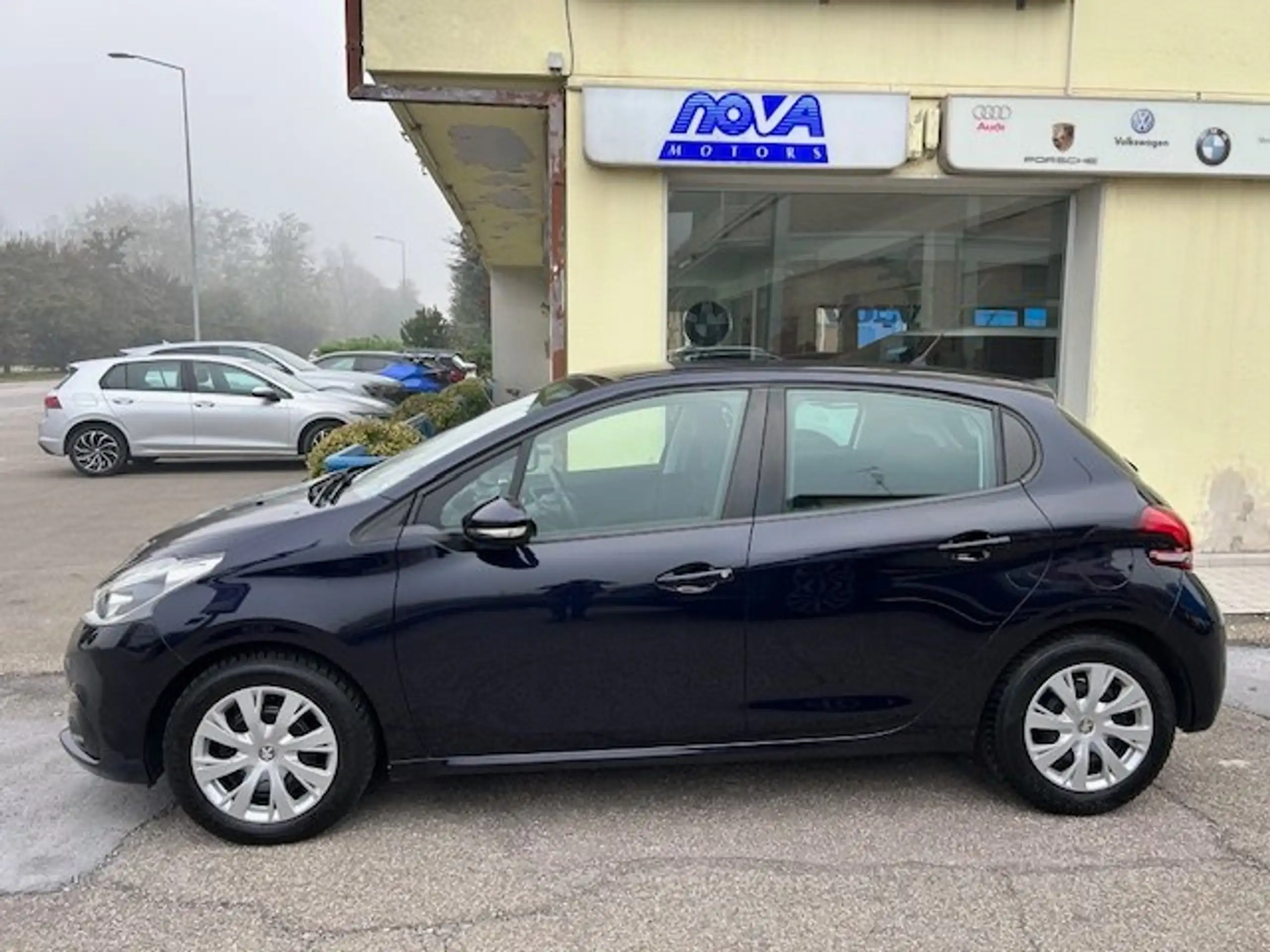 Peugeot - 208