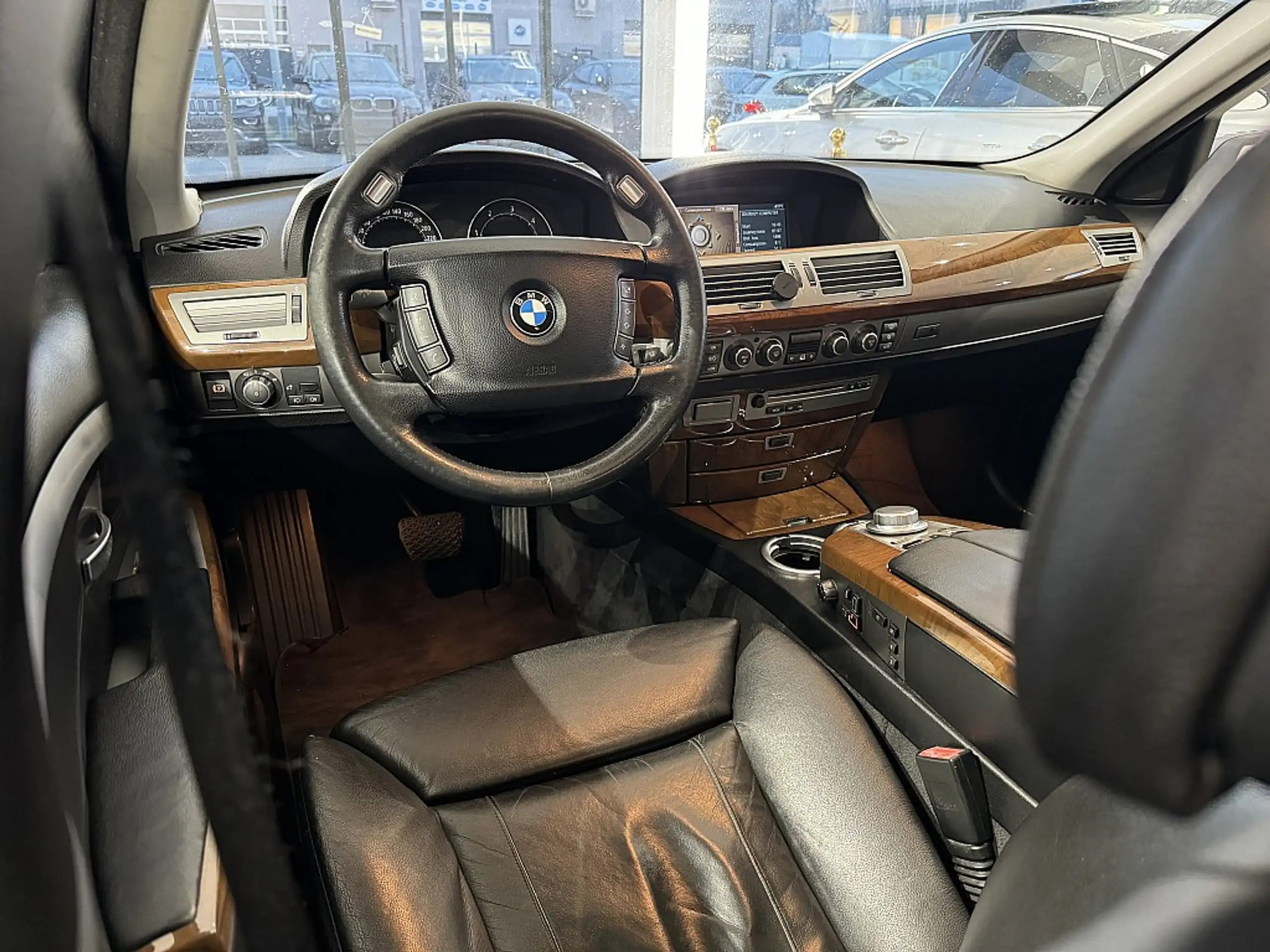 BMW - 730