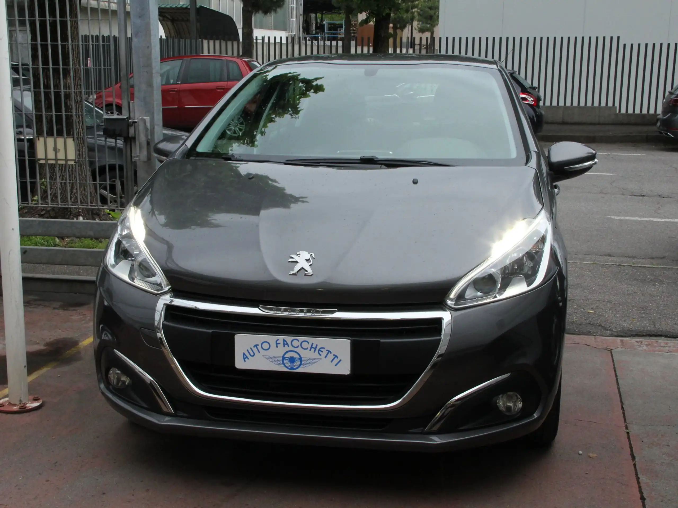 Peugeot - 208