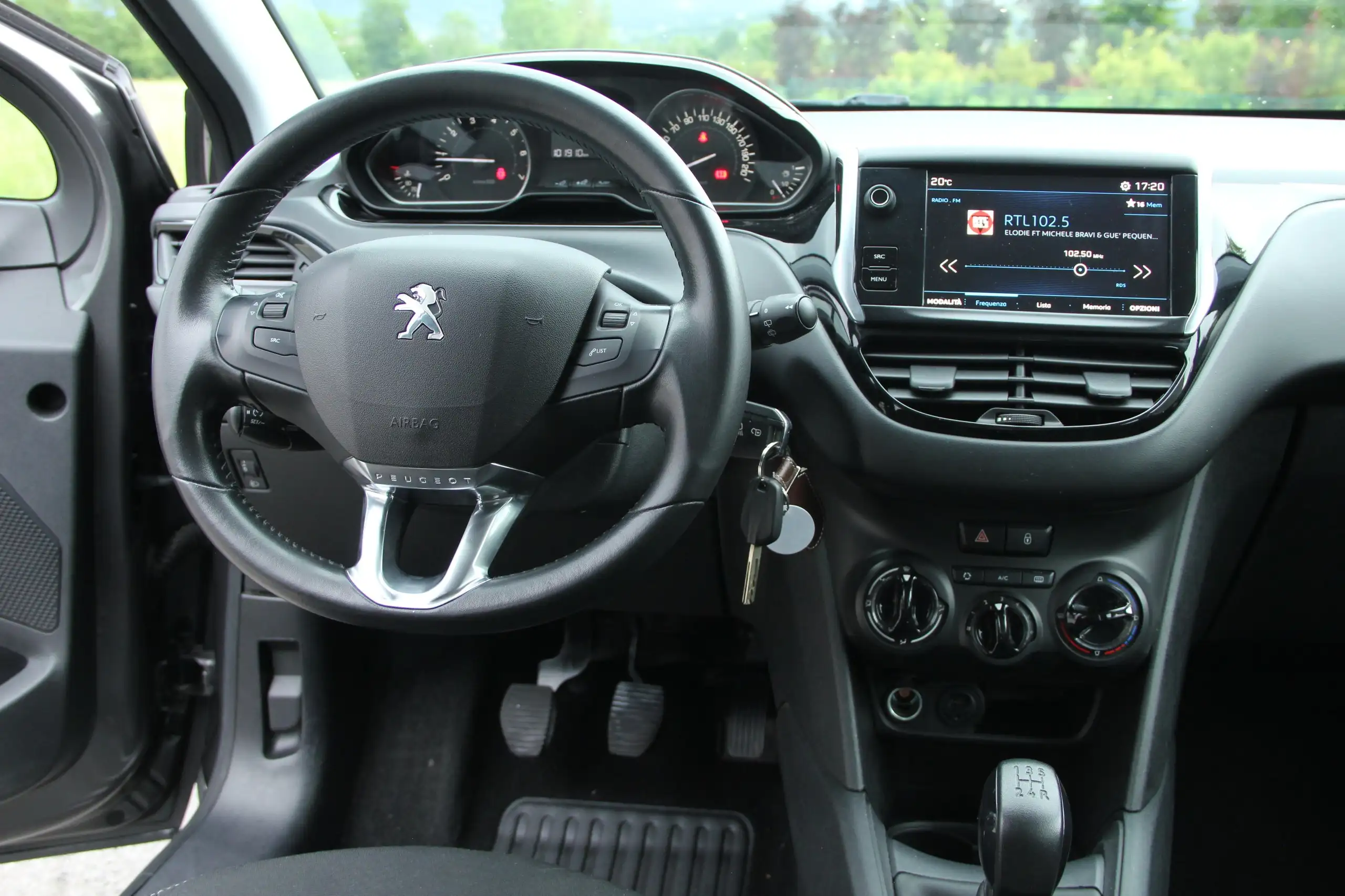 Peugeot - 208