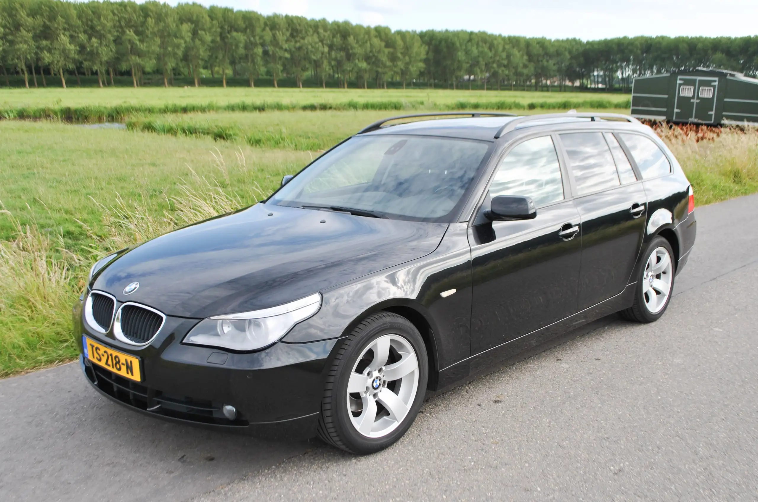 BMW - 525