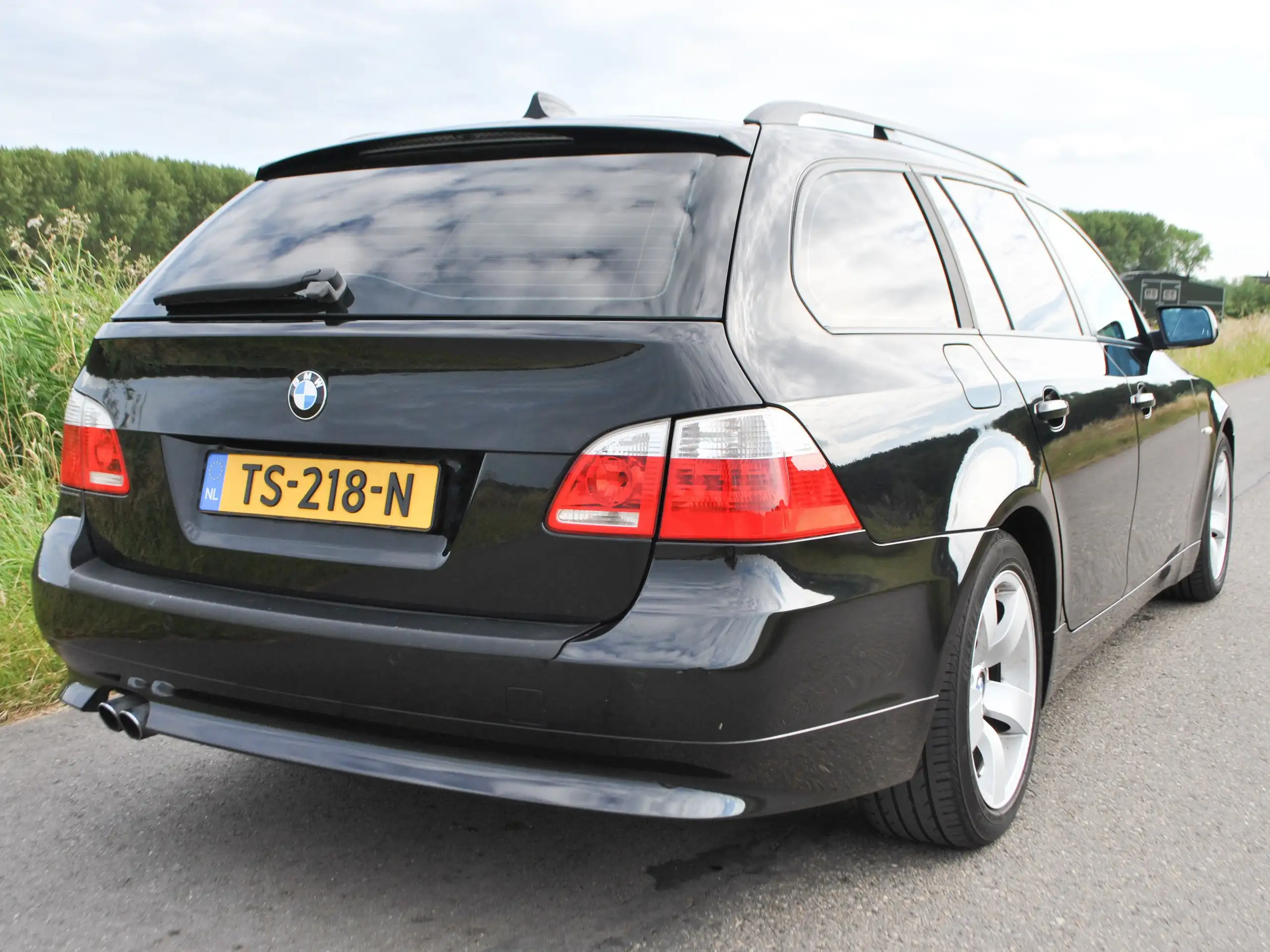 BMW - 525