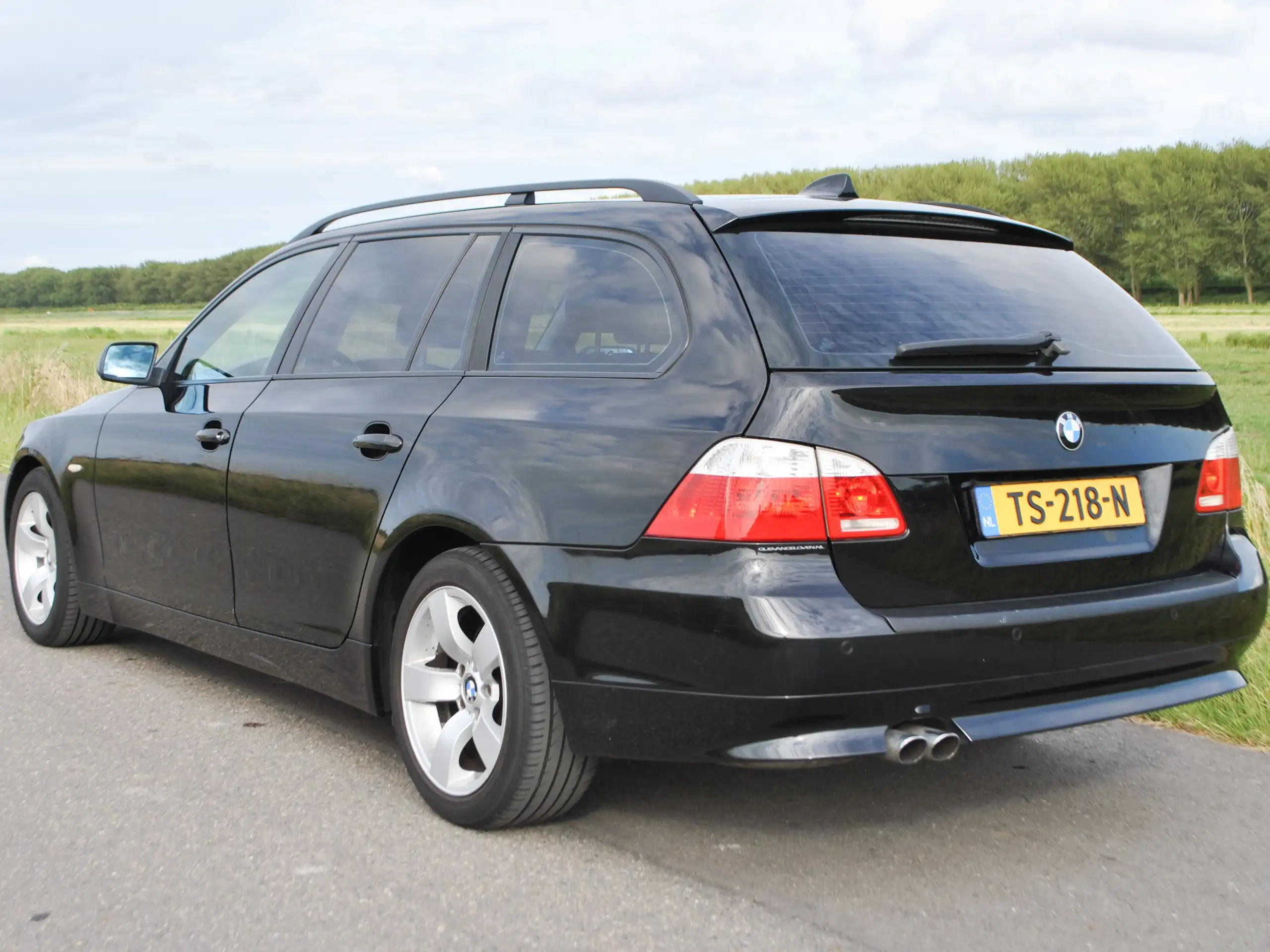 BMW - 525