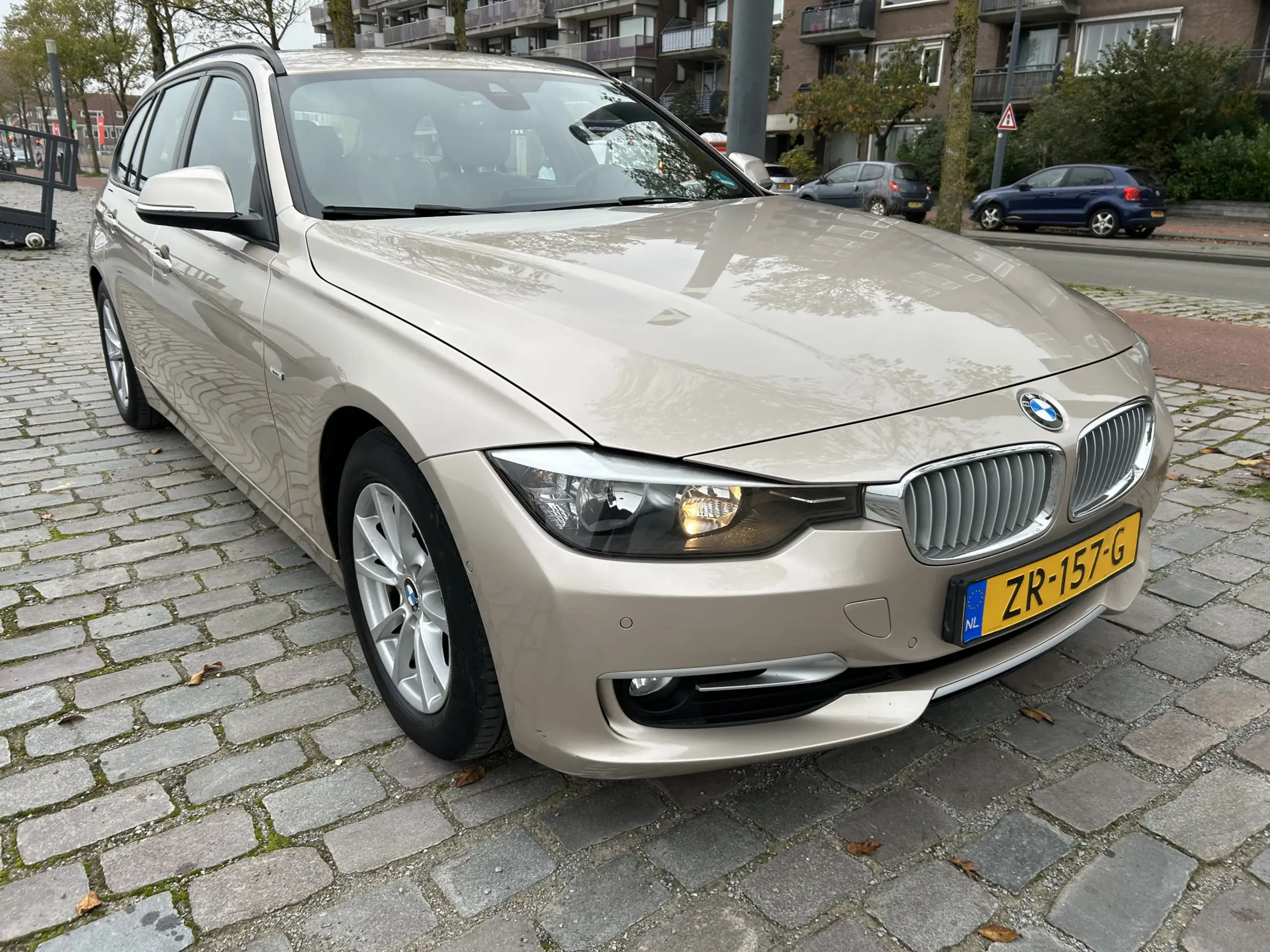 BMW - 320