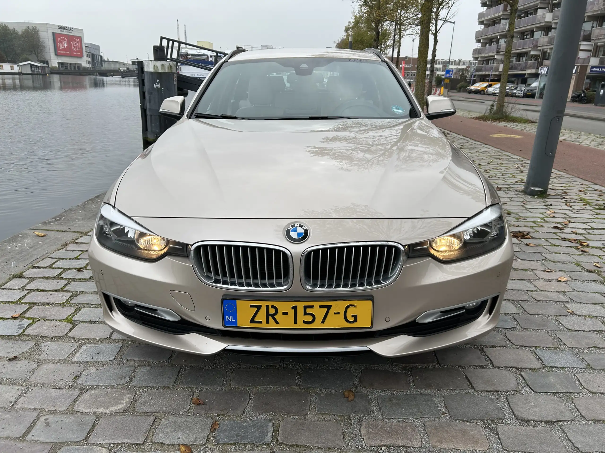 BMW - 320