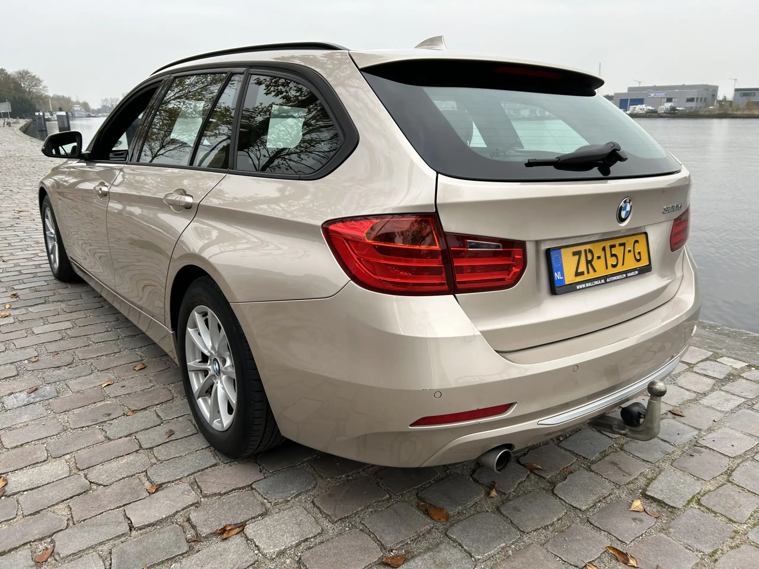 BMW - 320