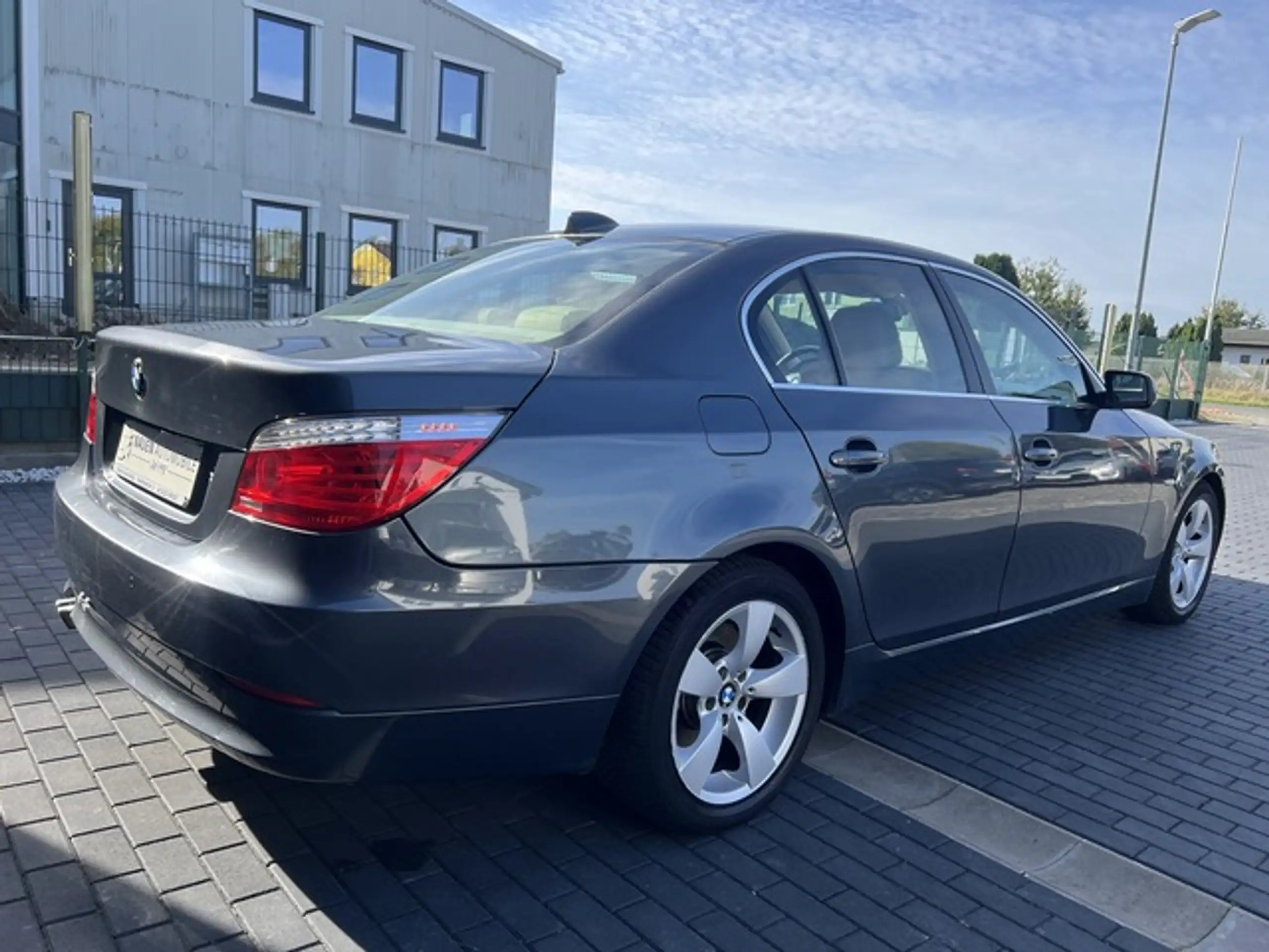 BMW - 525