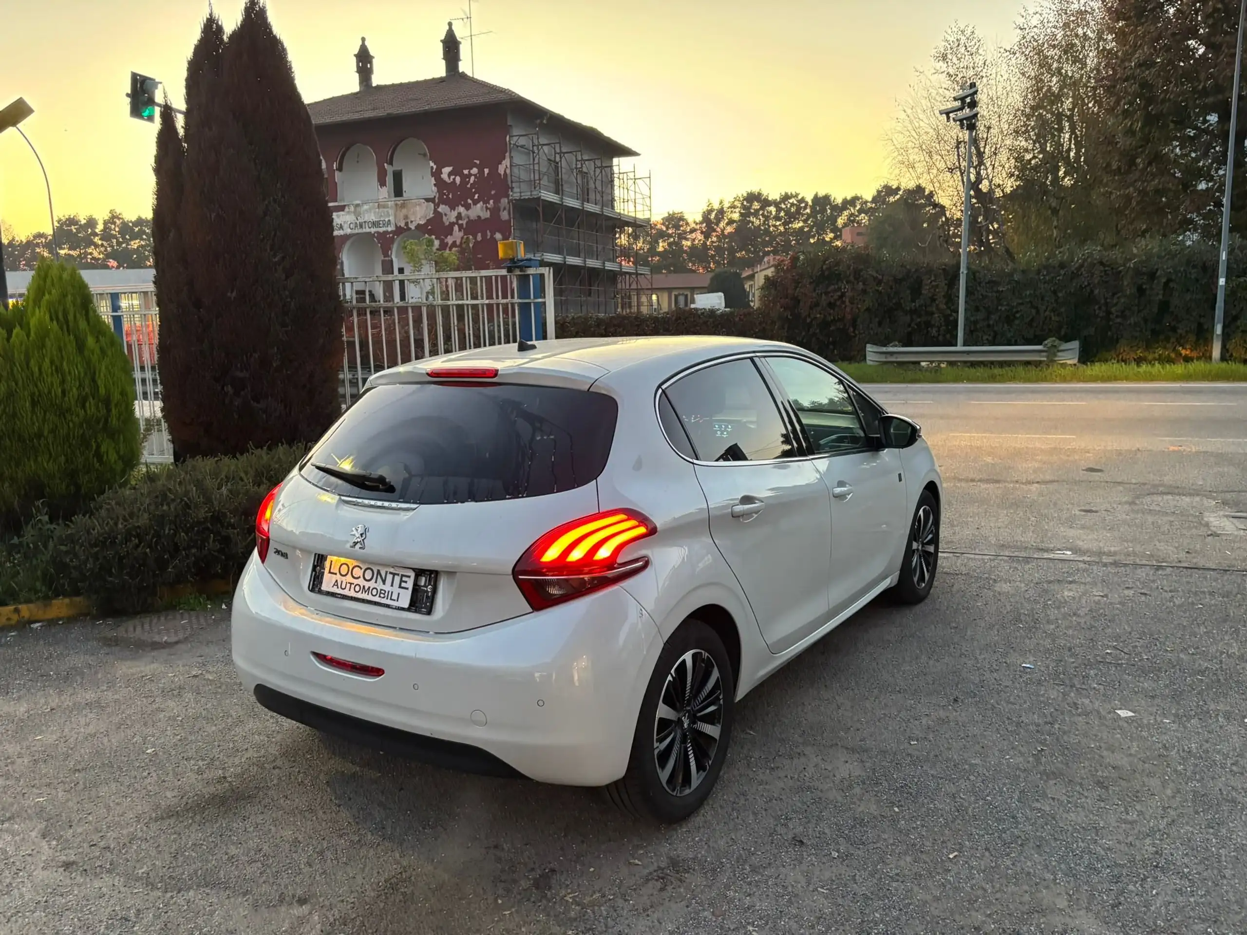 Peugeot - 208