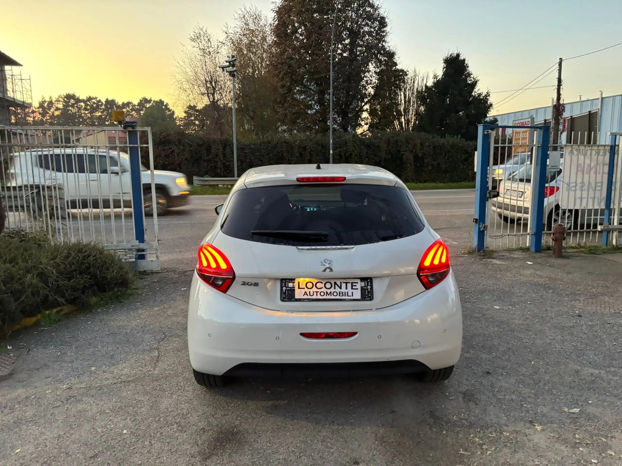 Peugeot - 208