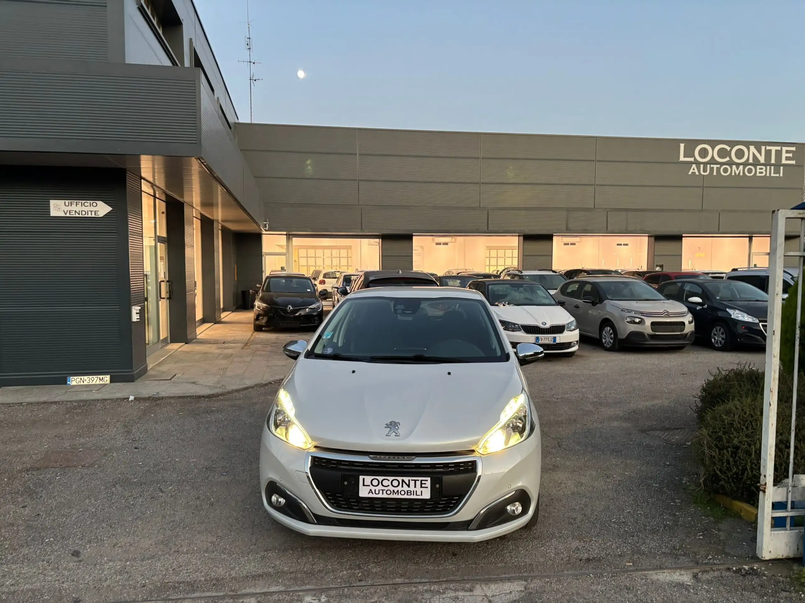 Peugeot - 208