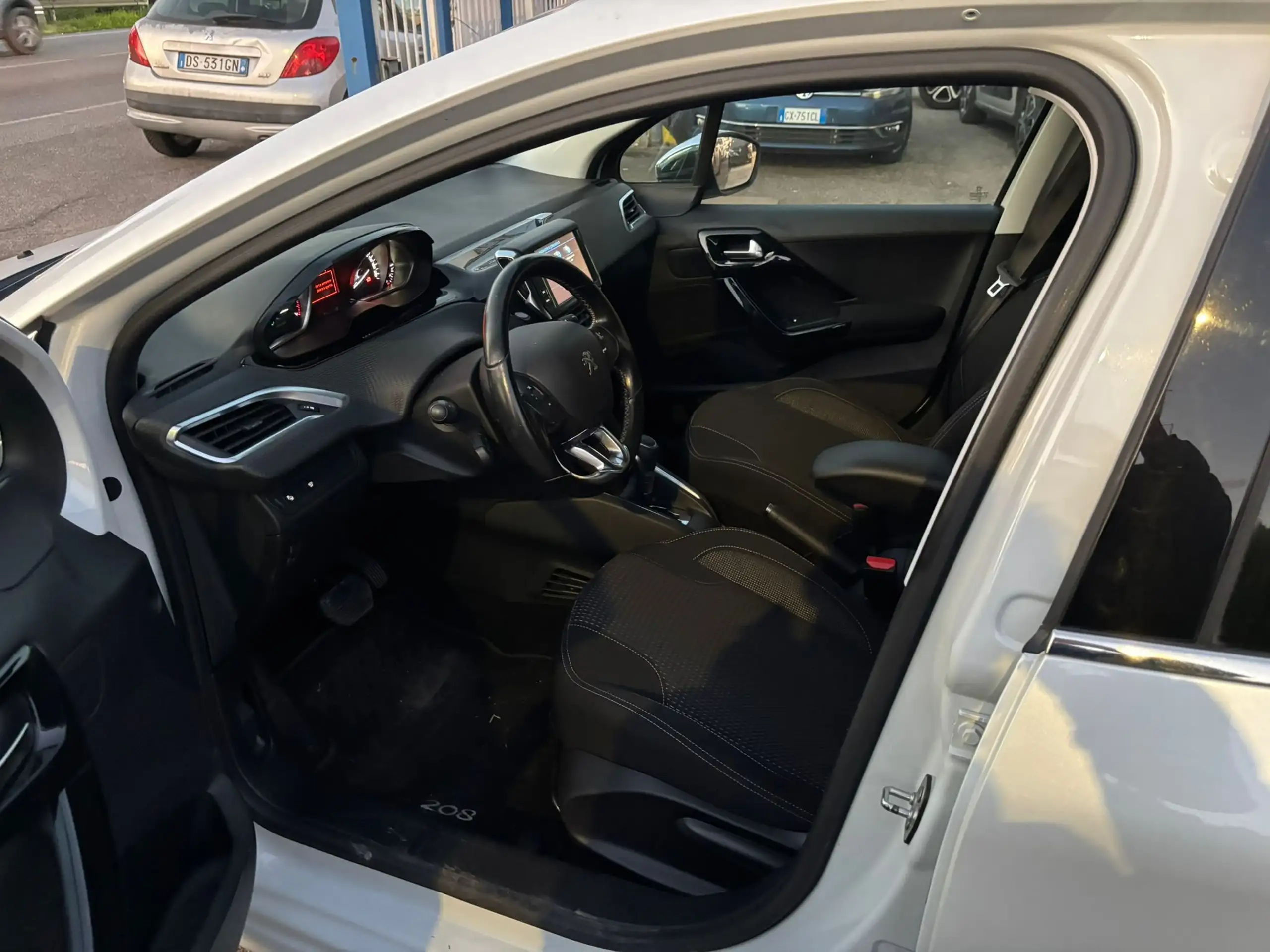 Peugeot - 208